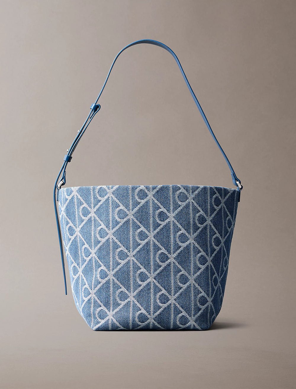 תיק קלווין קליין Emblem Aop Denim Bucket נשים
