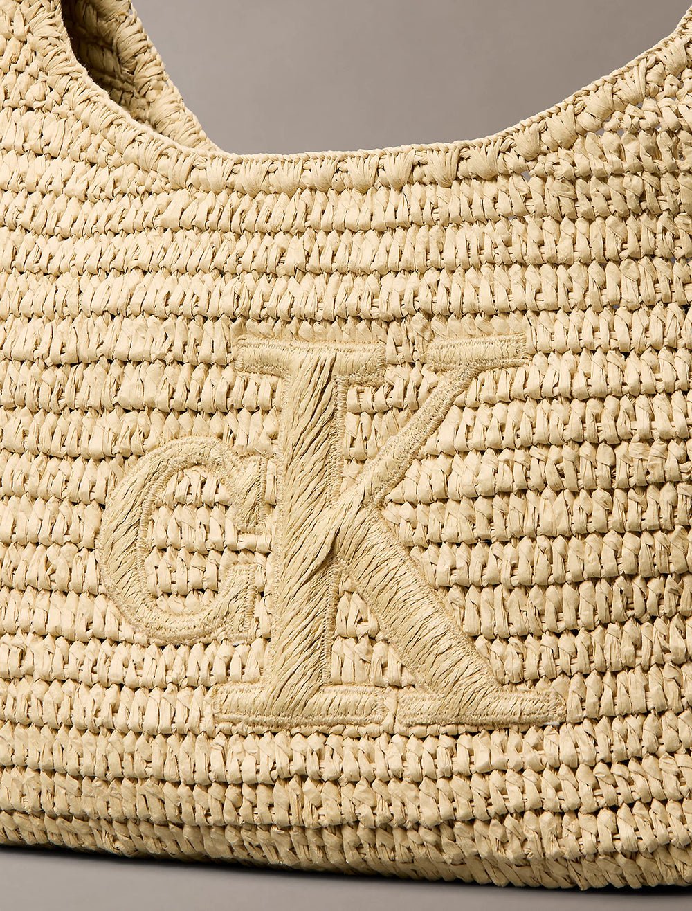 תיק קלווין קליין Bold Ck Raffia Large Shoulder Bag נשים