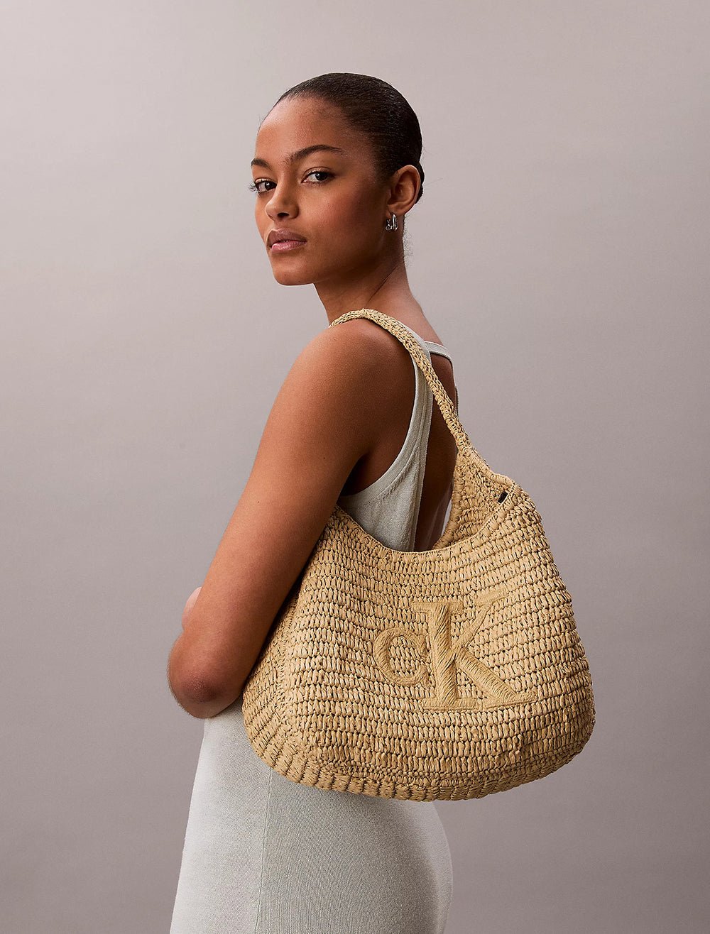 תיק קלווין קליין Bold Ck Raffia Large Shoulder Bag נשים