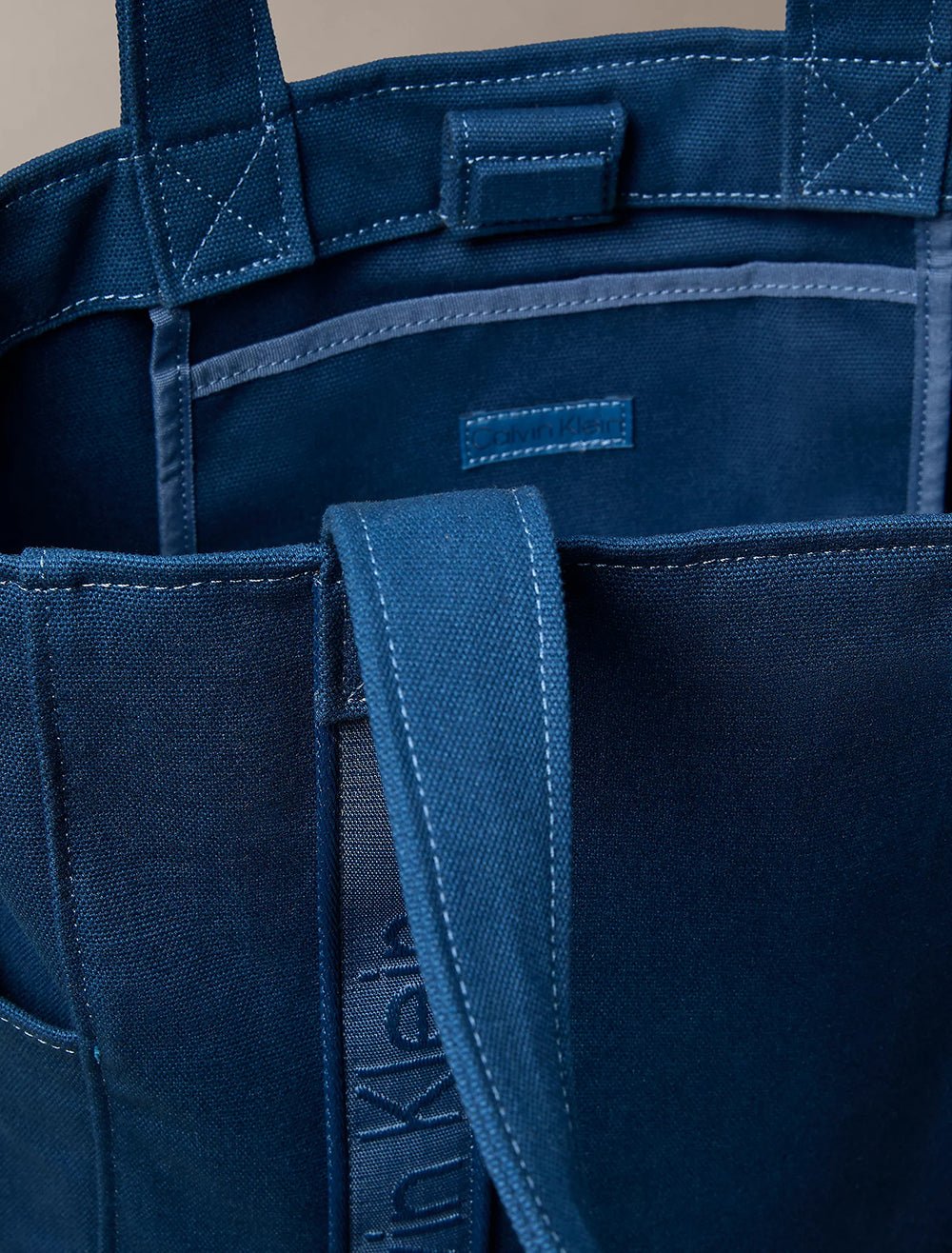 תיק קלווין קליין Webbing Strap Canvas Tote נשים