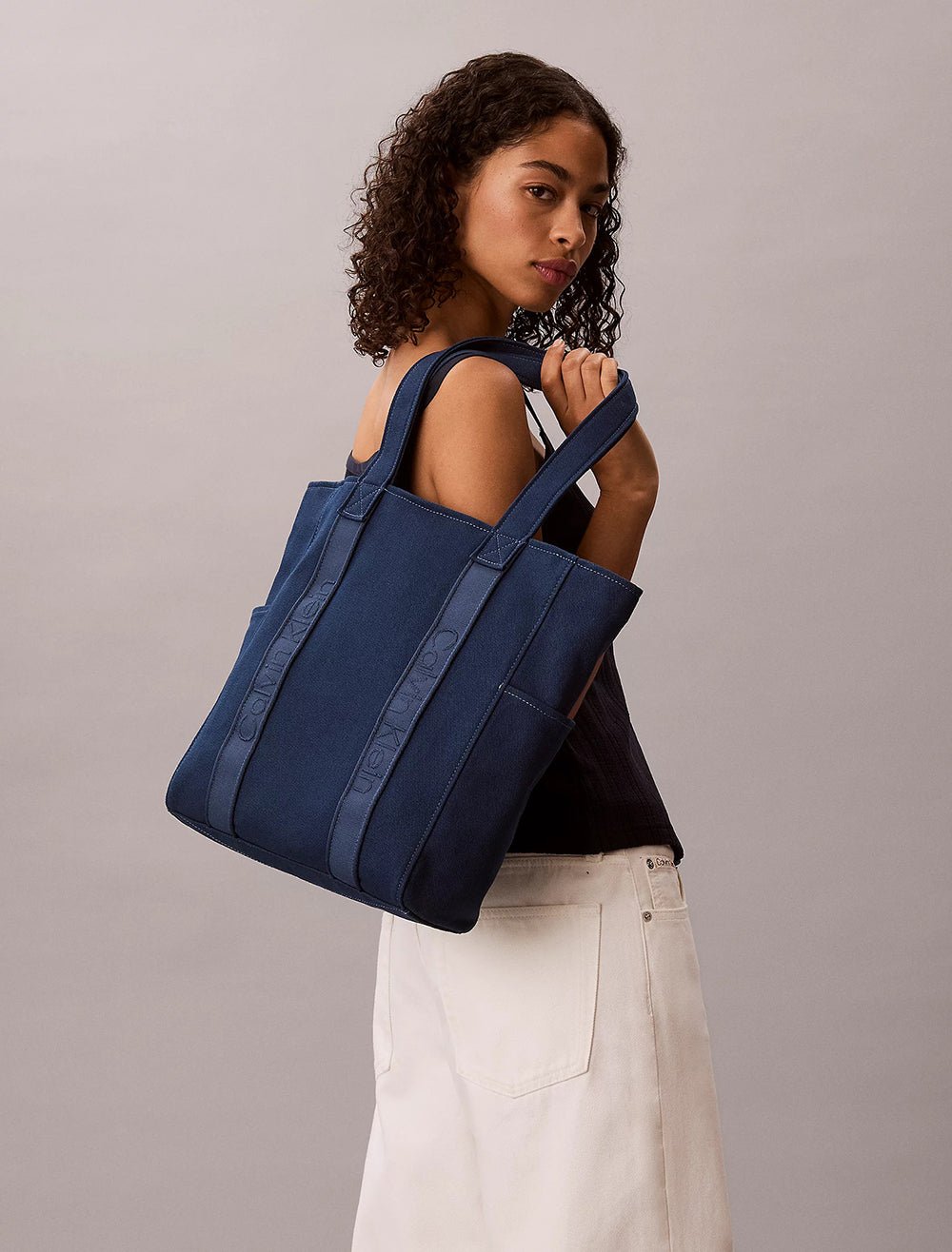 תיק קלווין קליין Webbing Strap Canvas Tote נשים