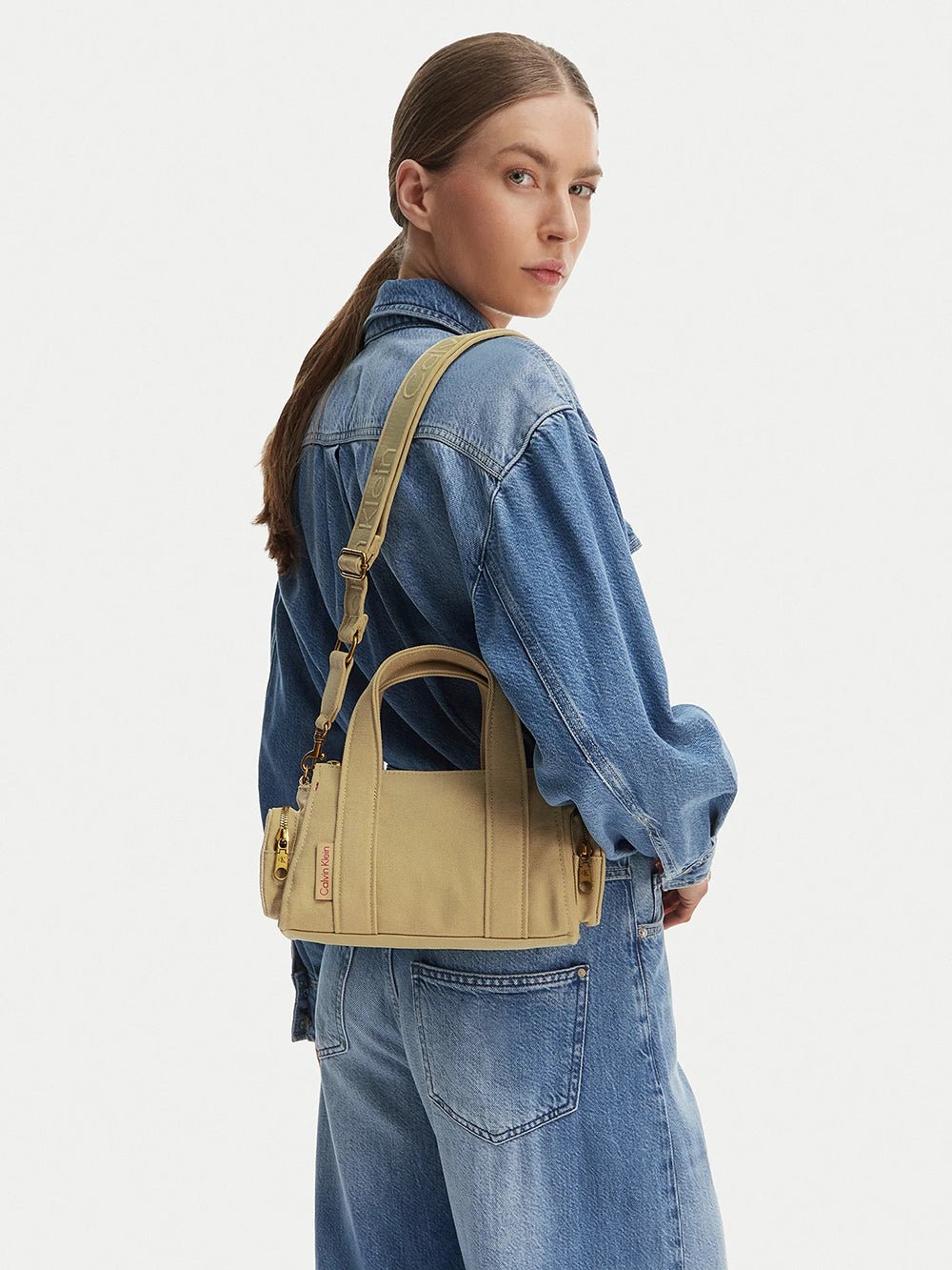 תיק קלווין קליין Webbing Strap Canvas Pocket Bag נשים