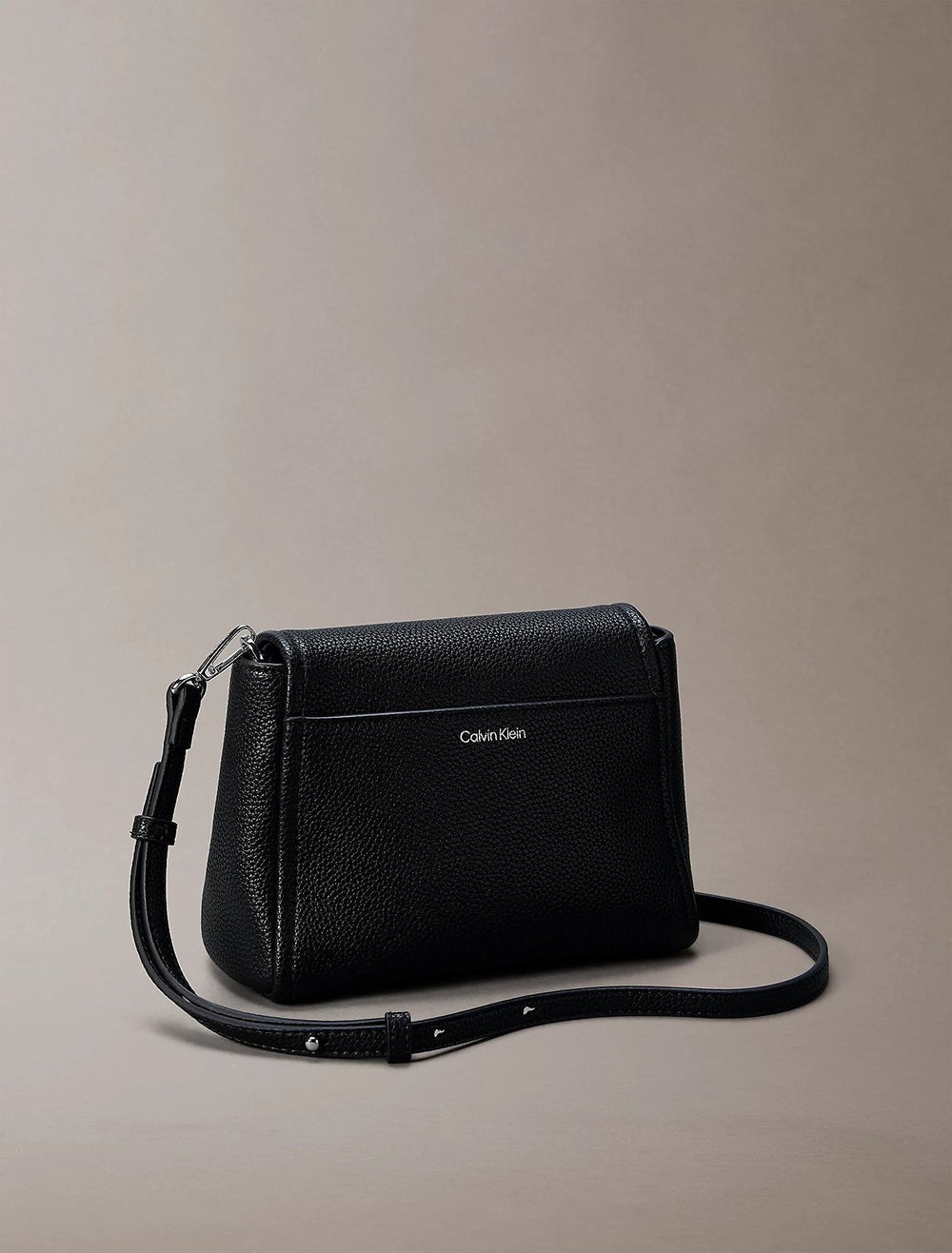 תיק קלווין קליין Emblem Hw Pebble Crossbody 20 נשים