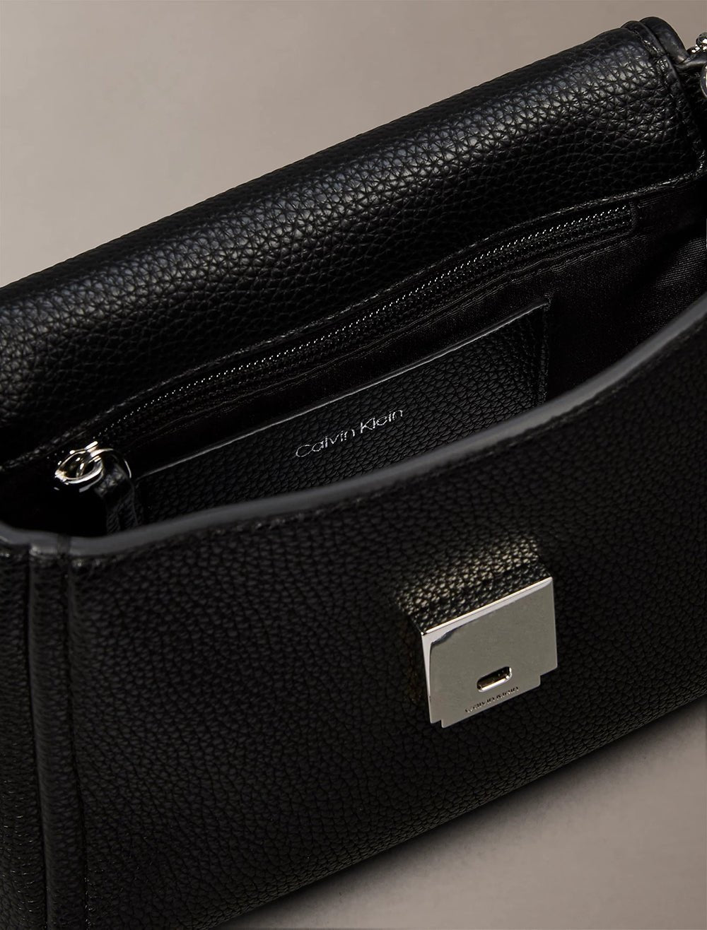 תיק קלווין קליין Emblem Hw Pebble Crossbody 20 נשים