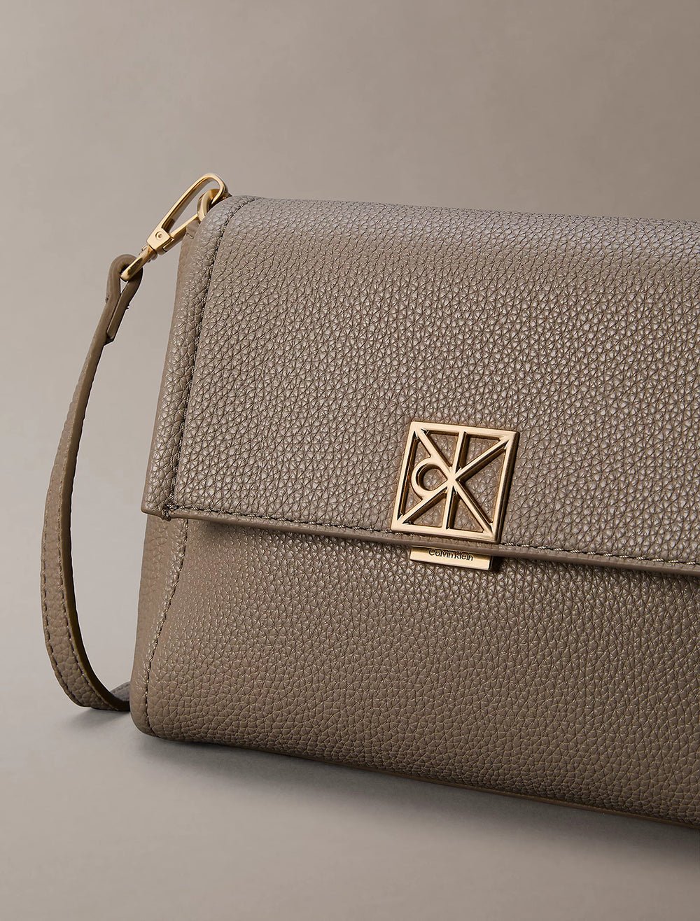 תיק קלווין קליין Emblem Hw Pebble Crossbody 20 נשים