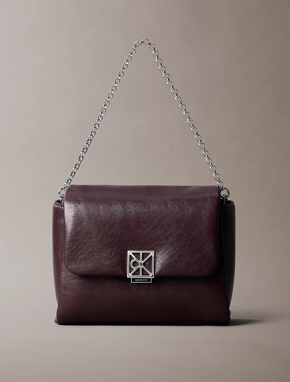 תיק קלווין קליין Padded Emblem Hardware Crossbody נשים