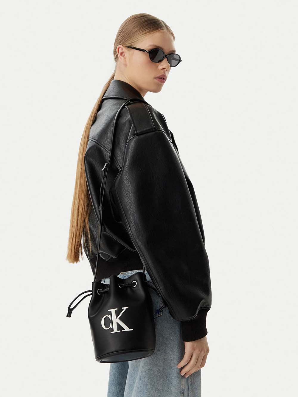 תיק קלווין קליין Emblem Jacquard Bucket Bag נשים