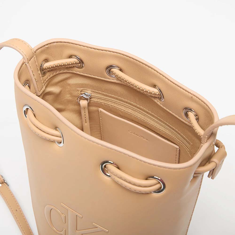 תיק קלווין קליין Emblem Jacquard Bucket Bag נשים