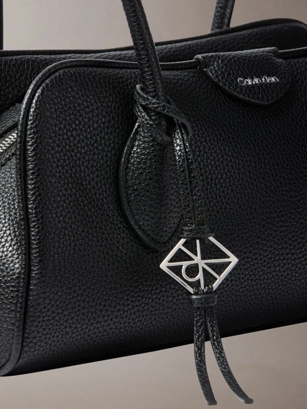 תיק קלווין קליין Emblem Trio Pebble Shoulder Bag נשים