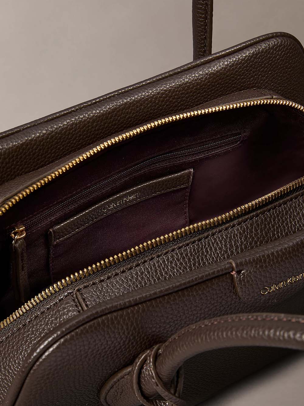 תיק קלווין קליין Emblem Trio Pebble Shoulder Bag נשים