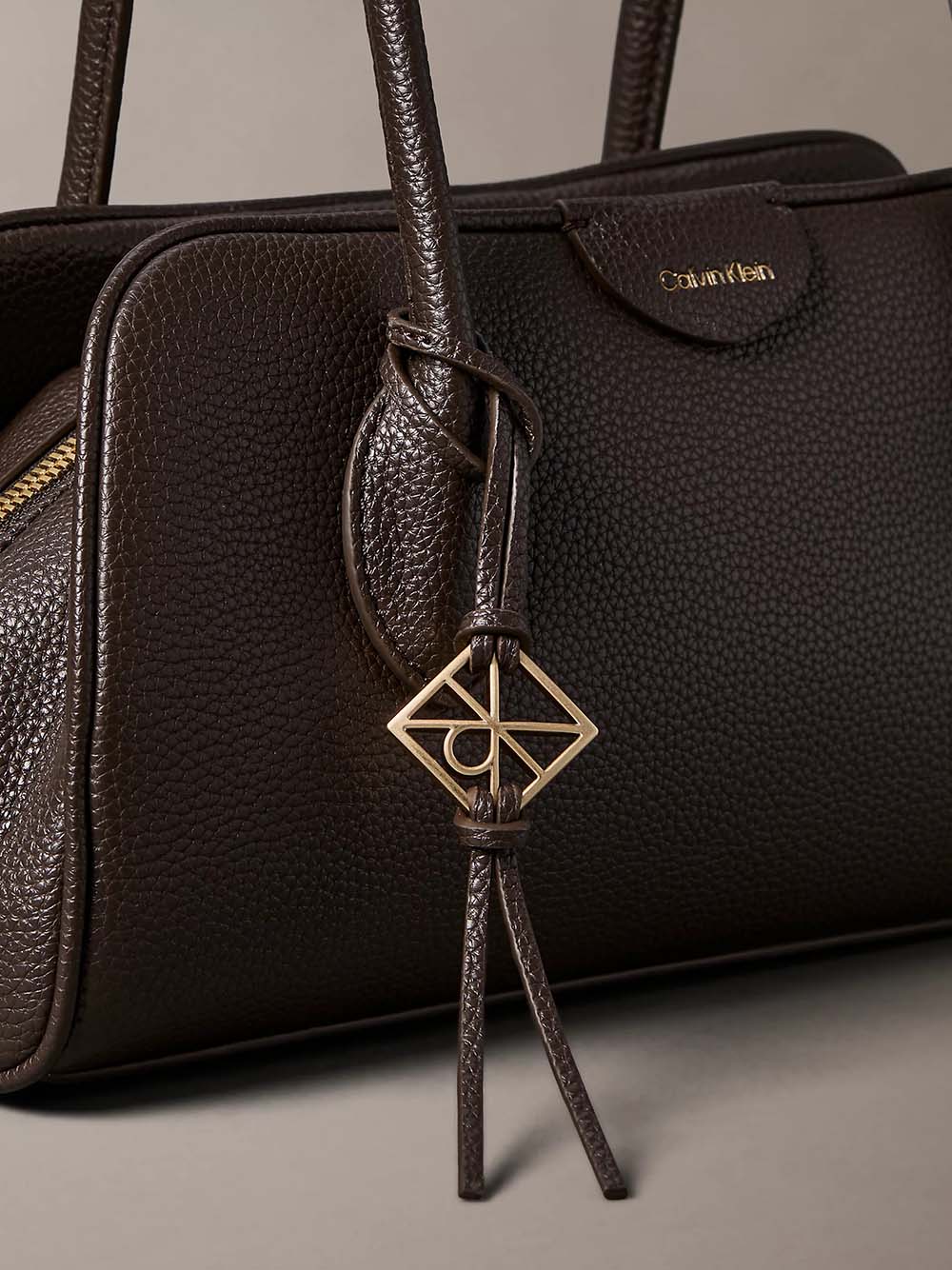 תיק קלווין קליין Emblem Trio Pebble Shoulder Bag נשים
