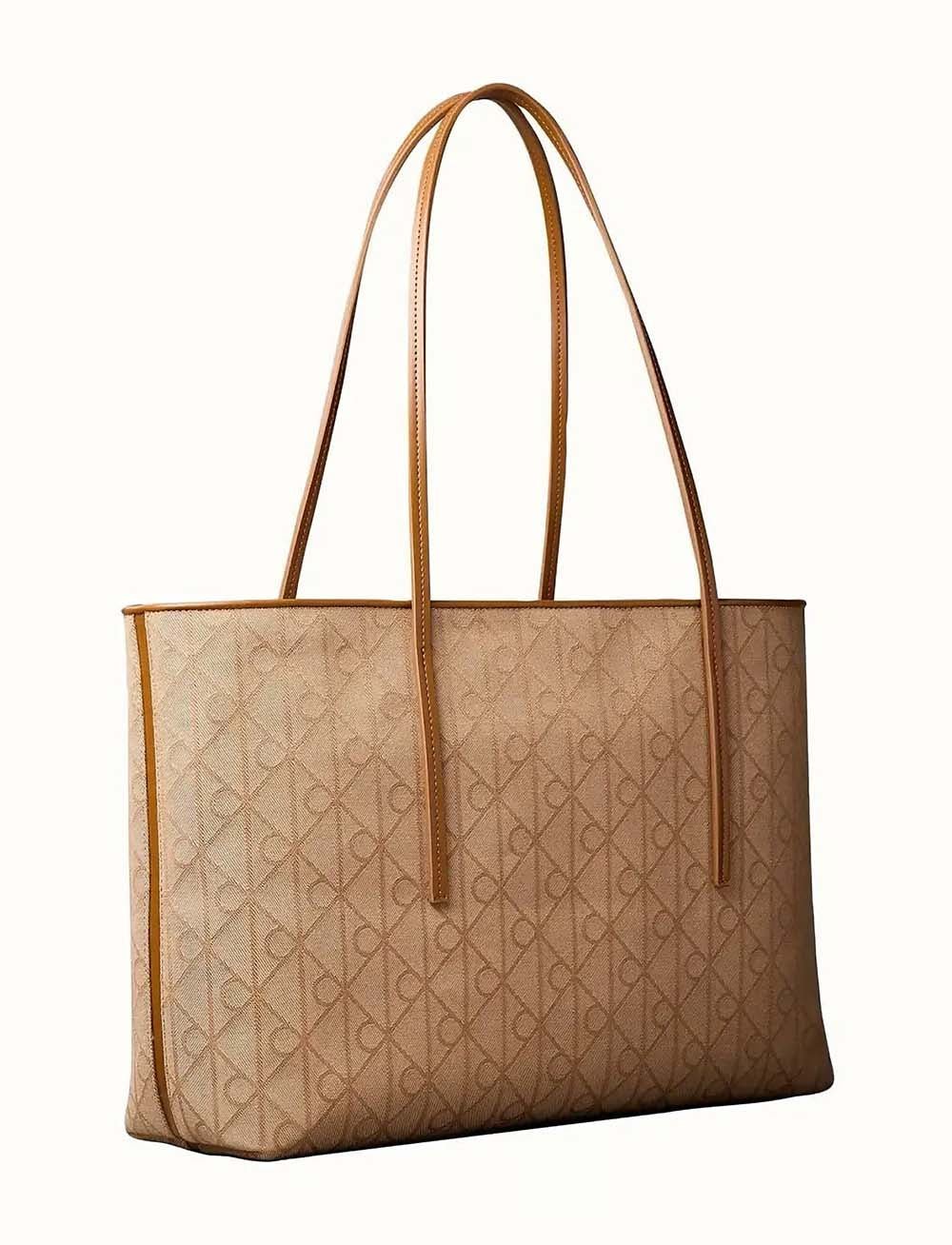 תיק קלווין קליין Emblem Trio Pebble Shoulder Bag נשים