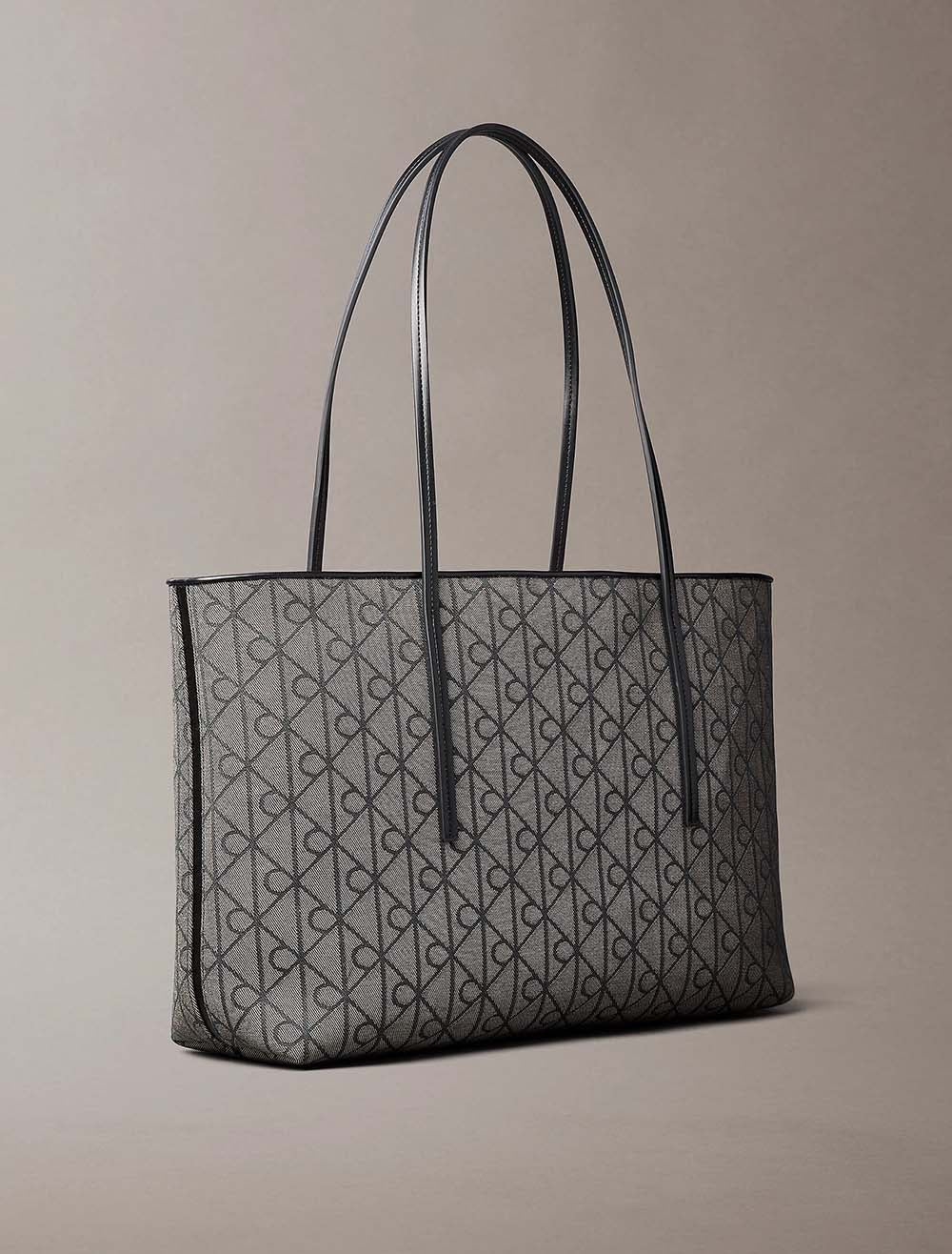 תיק קלווין קליין Emblem Trio Pebble Shoulder Bag נשים