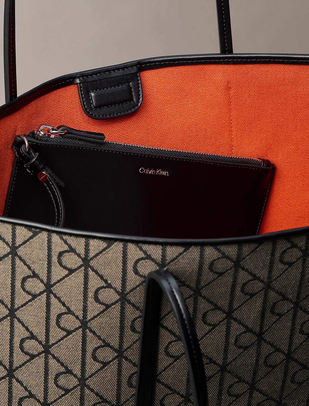 תיק קלווין קליין Emblem Trio Pebble Shoulder Bag נשים