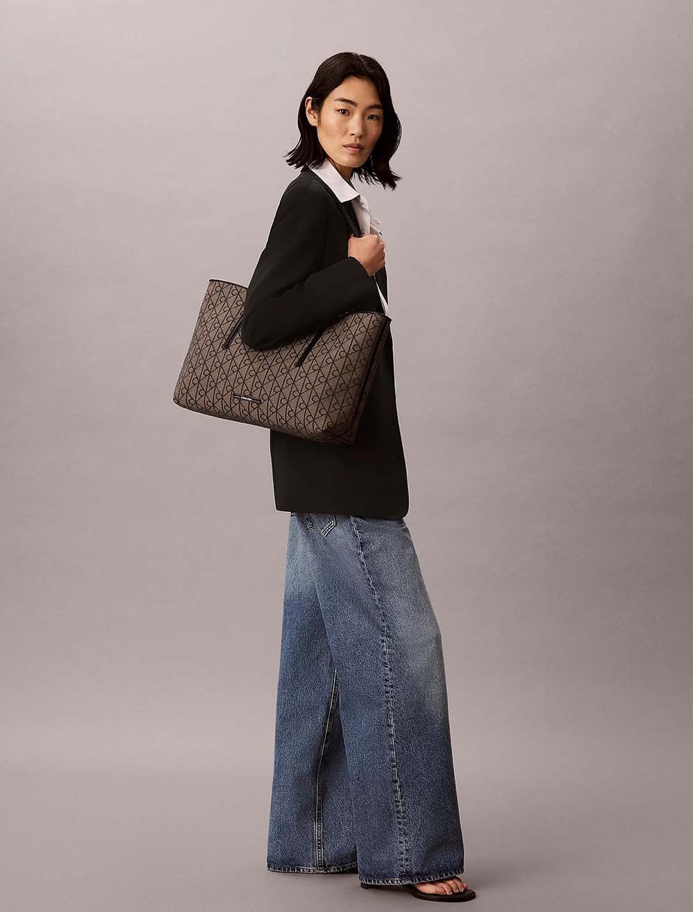 תיק קלווין קליין Emblem Trio Pebble Shoulder Bag נשים