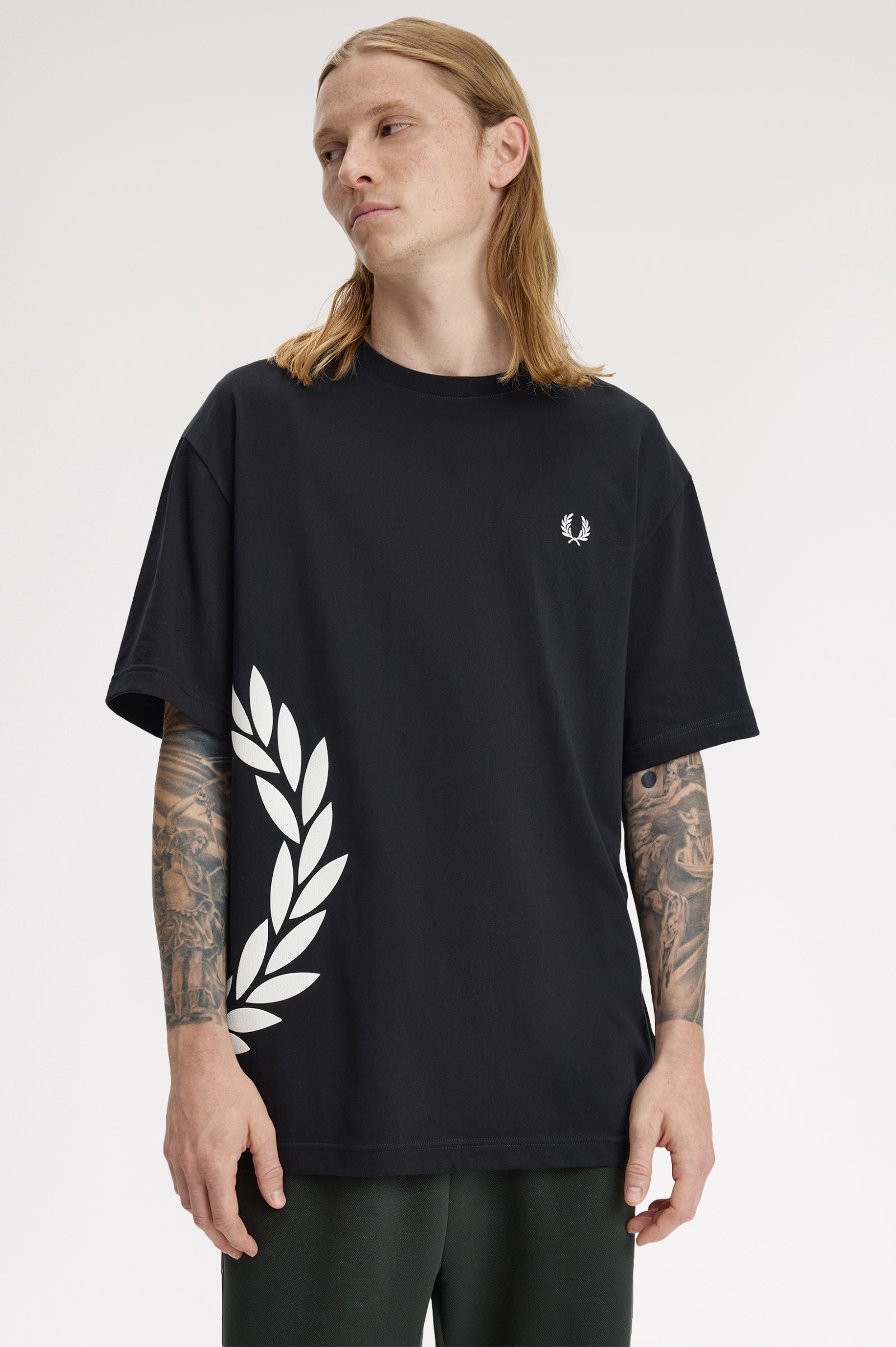 חולצת טישירט קצרה פרד פרי Textured Laurel Wreath גברים