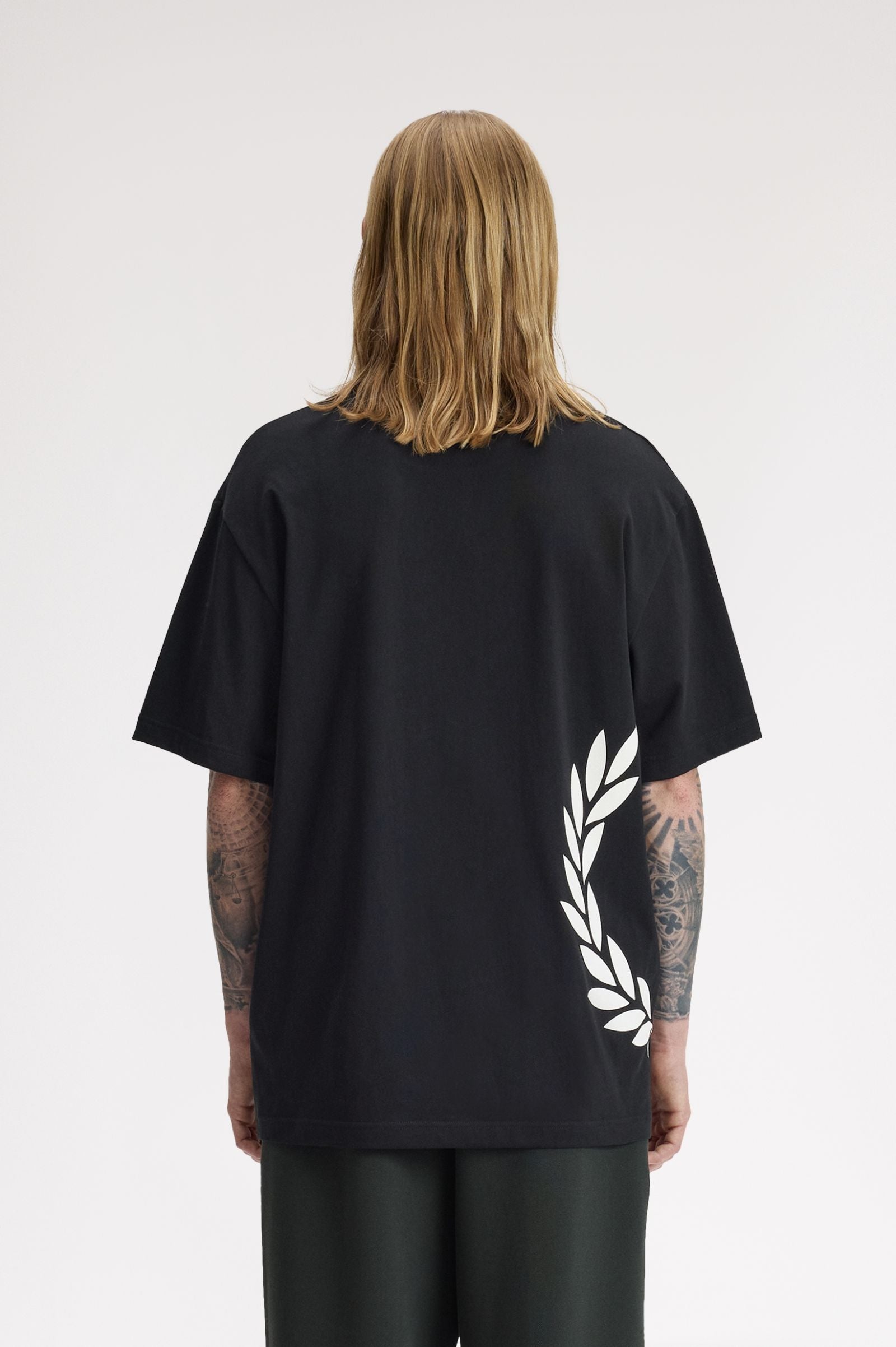 חולצת טישירט קצרה פרד פרי Textured Laurel Wreath גברים