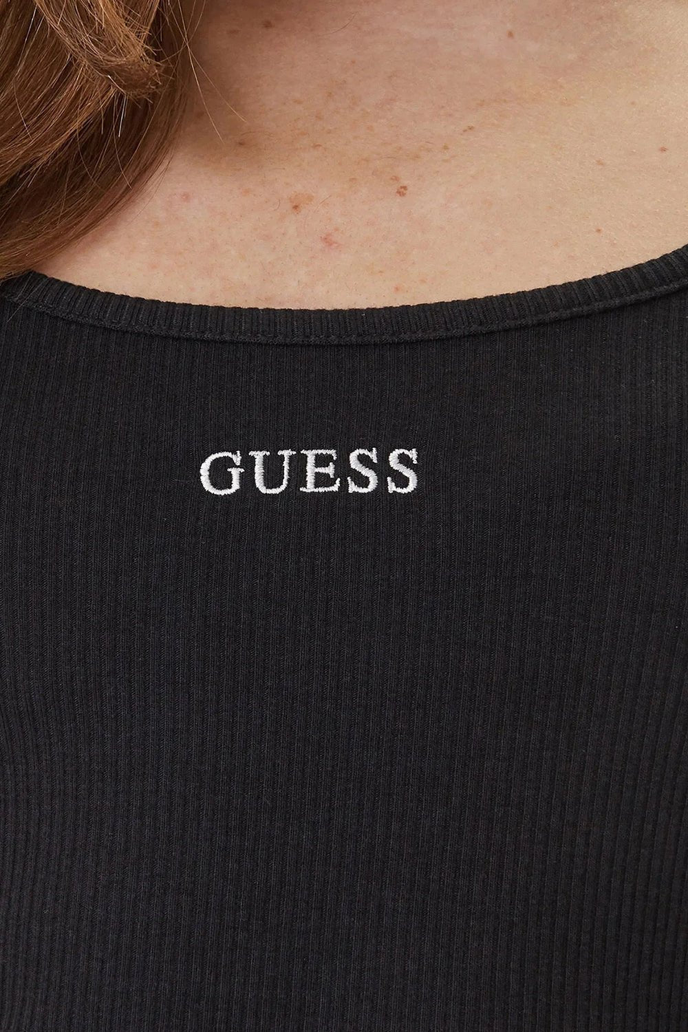 חולצת טישירט קצרה Guess Circe Slim Fit Logo נשים