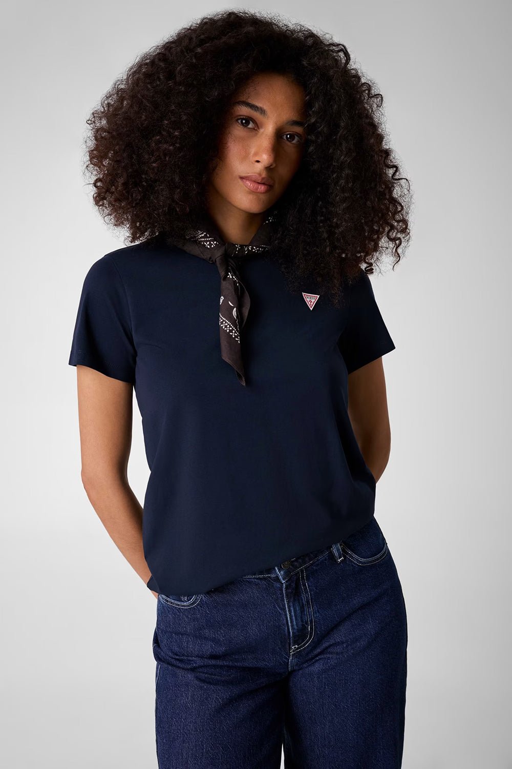 חולצת טישירט קצרה Guess Classic Mini Triangle נשים