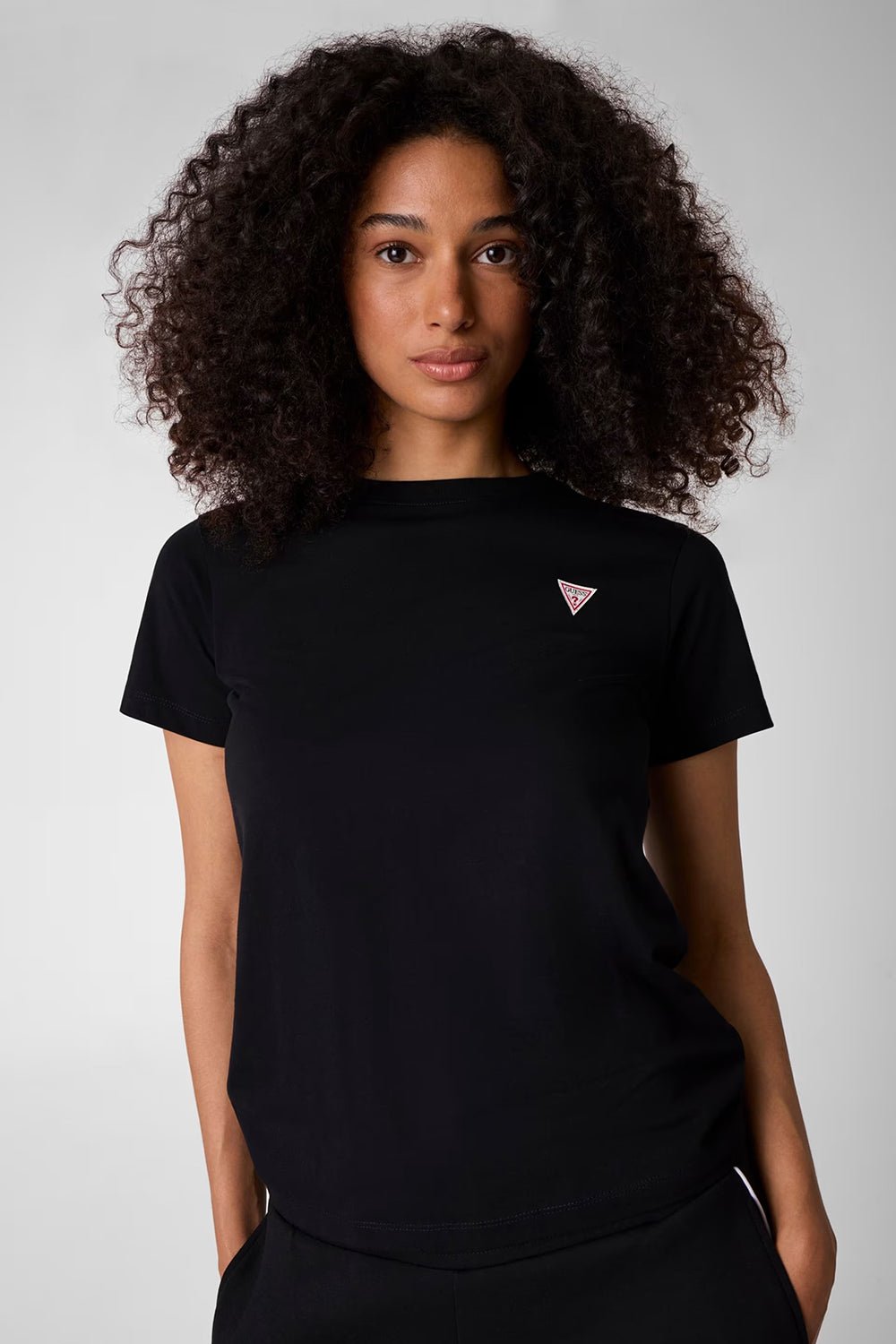 חולצת טישירט קצרה Guess Classic Mini Triangle נשים