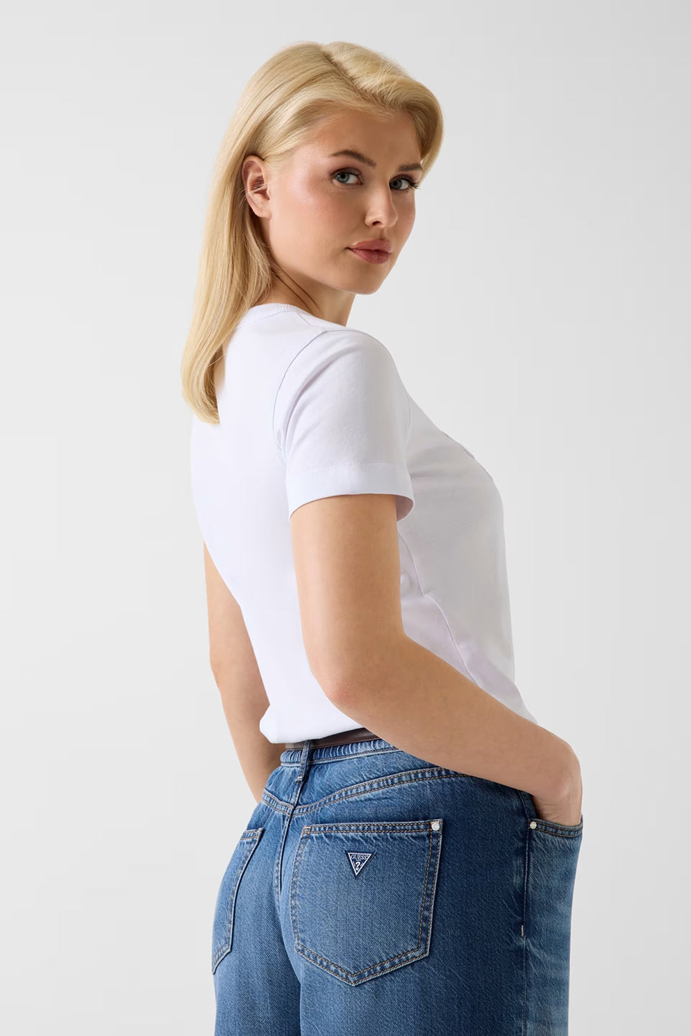 חולצת טישירט קצרה Guess Organic Stream Jersey נשים