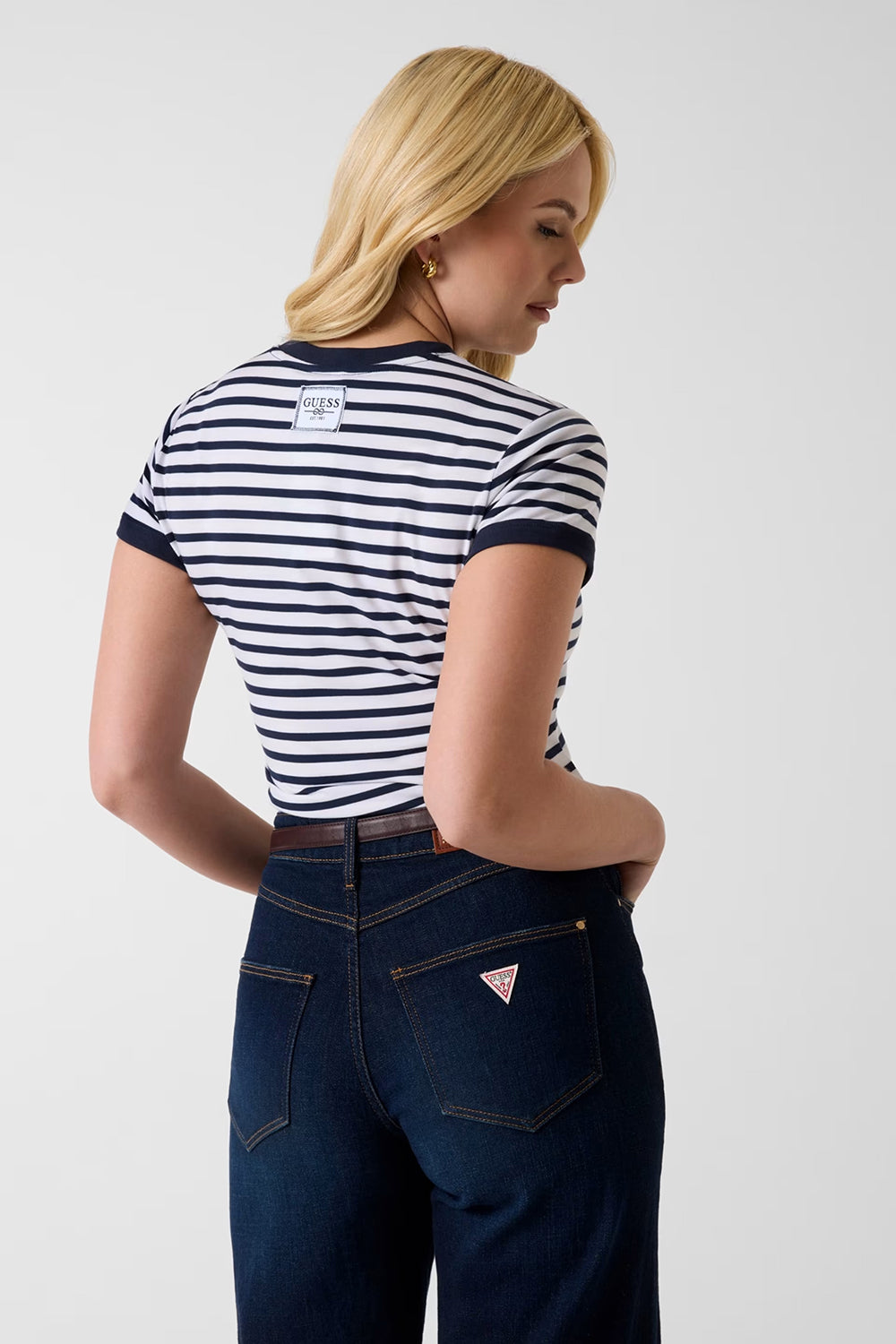 חולצת טישירט קצרה Guess Striped נשים
