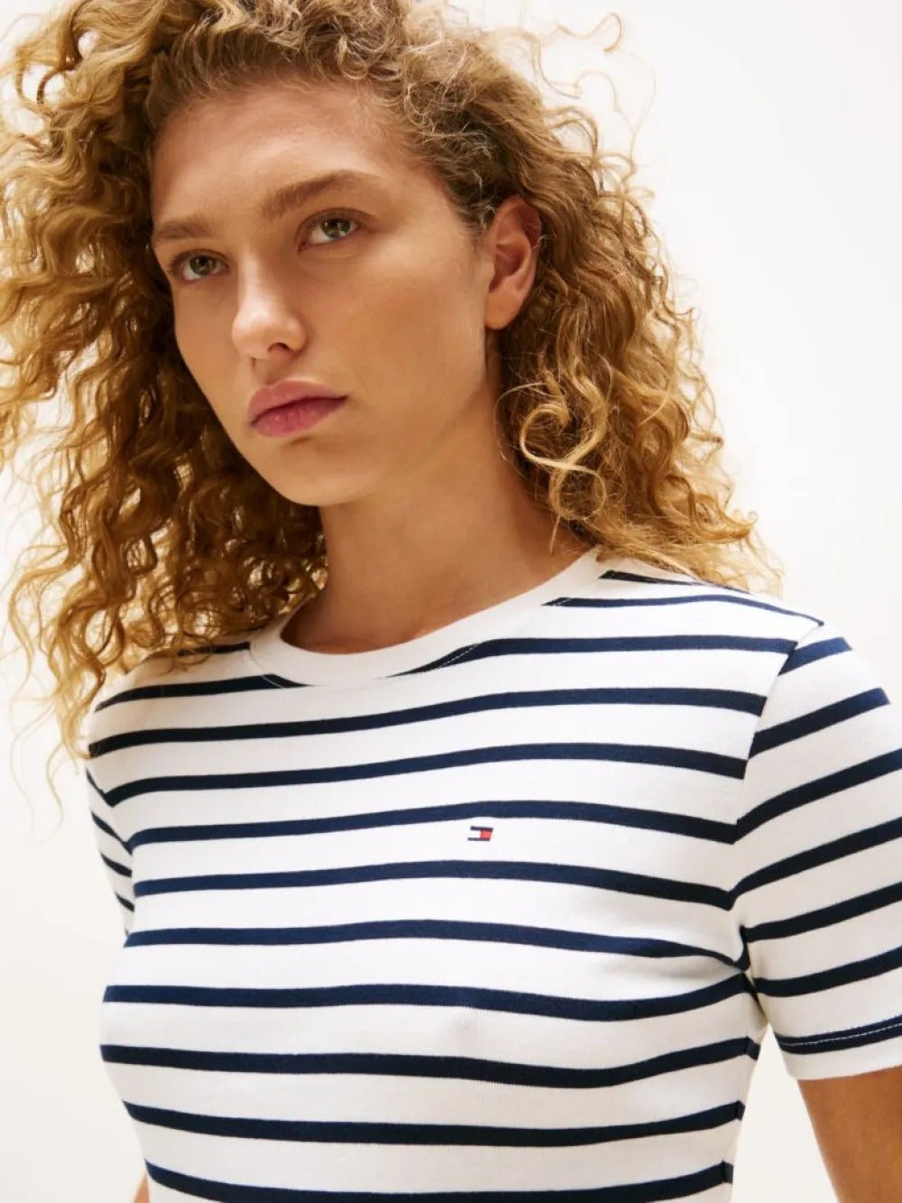 חולצת טישירט קצרה טומי הילפיגר Flag Embroidery Crew Neck Slim נשים