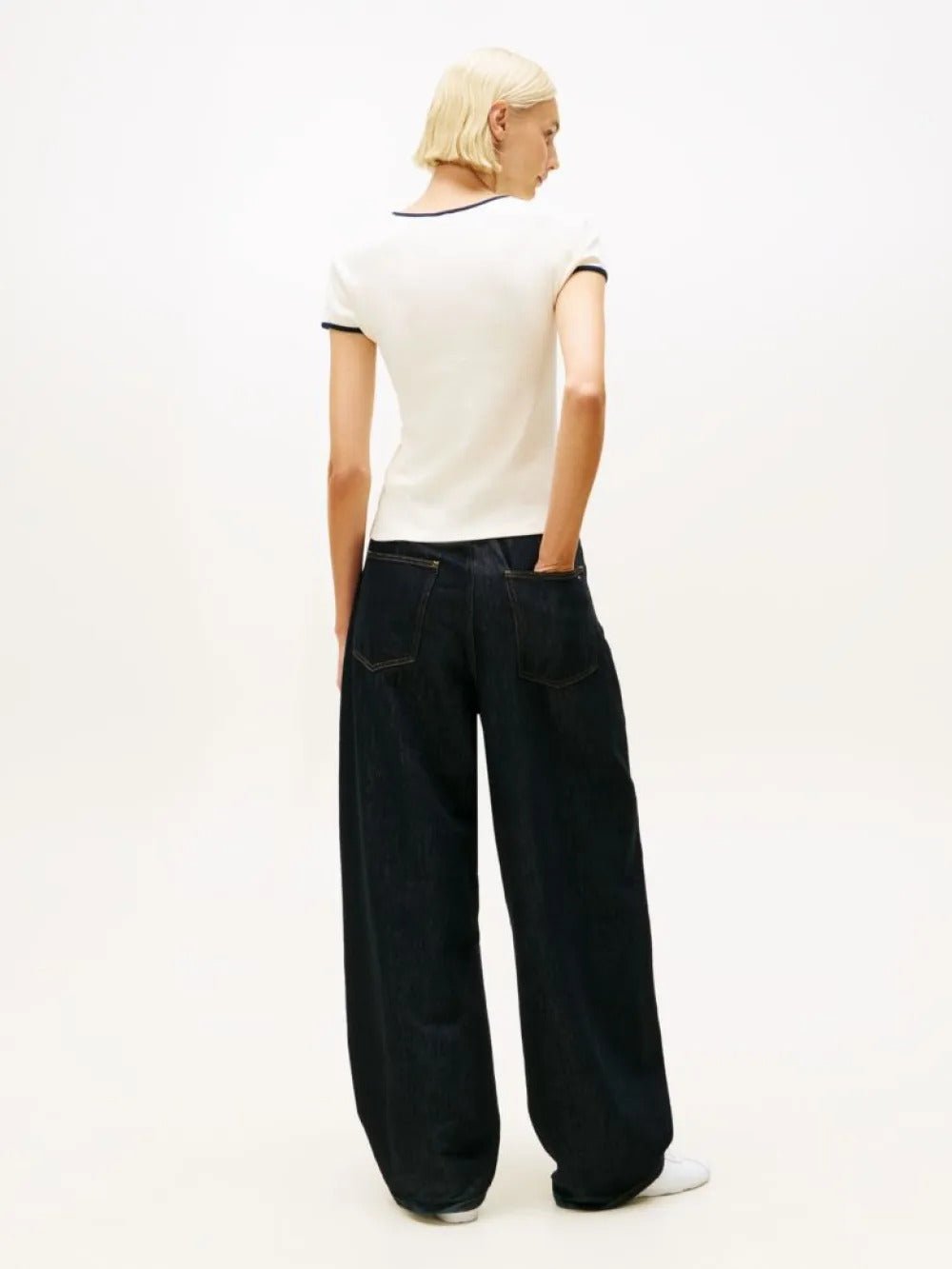 חולצת טישירט קצרה טומי הילפיגר Logo Slim Ringer נשים