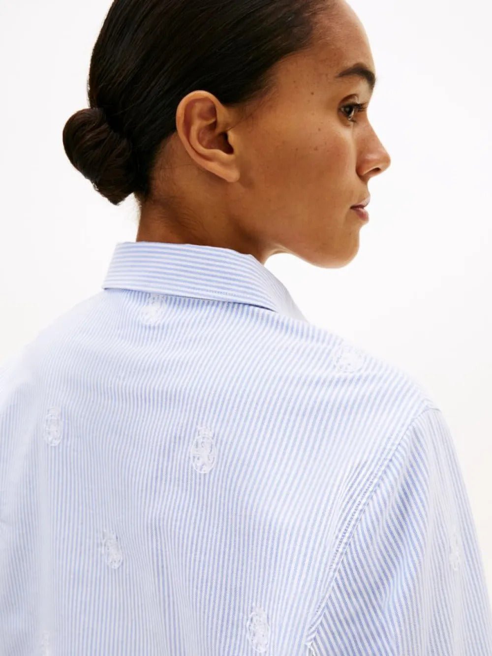 חולצה מכופתרת טומי הילפיגר Relaxed Fit Th Crest Embroidery Oxford נשים