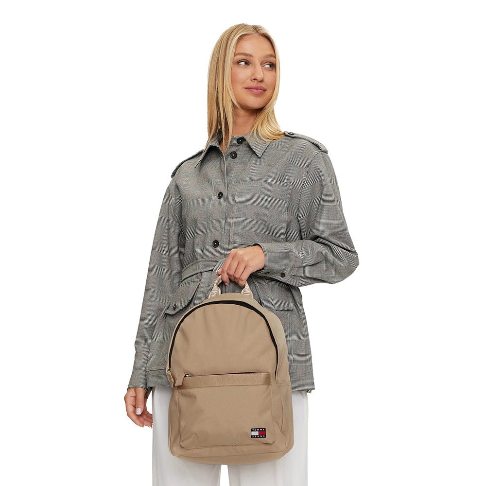 תיק גב טומי הילפיגר Ess Daily Backpack נשים
