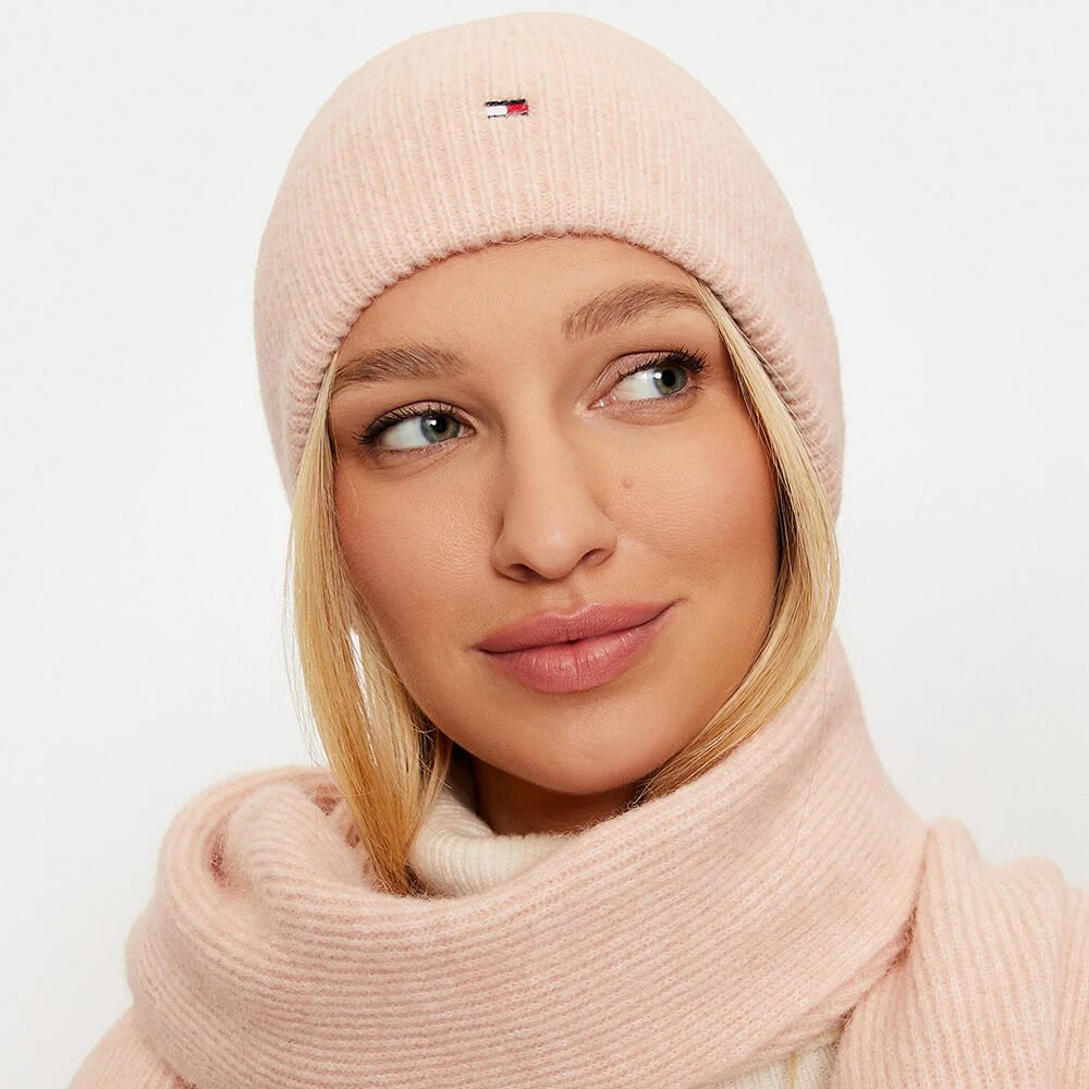מארז כובע גרב וצעיף טומי הילפיגר Flag Beanie And Scarf Gift Set נשים