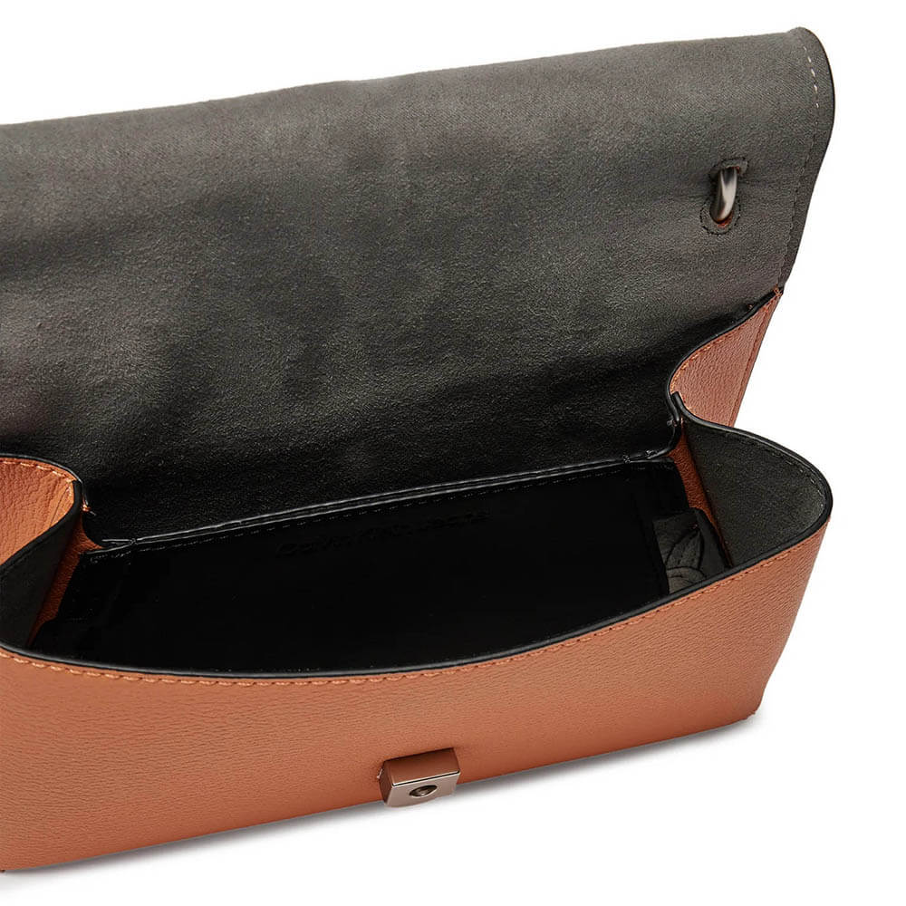 תיק קלווין קליין Minimal Monogram Flap נשים