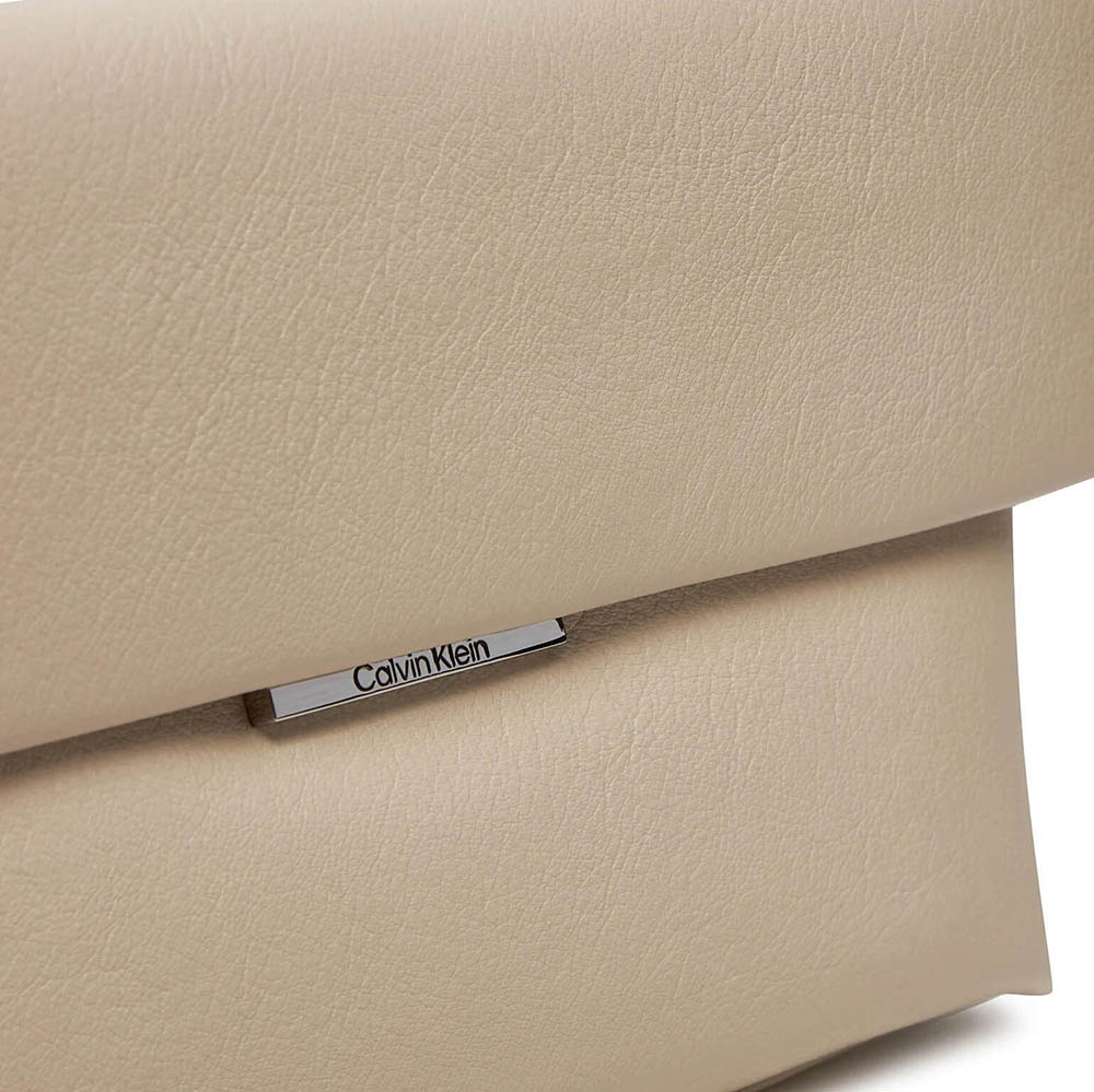 תיק קלווין קליין Linear Shoulder Pebble נשים