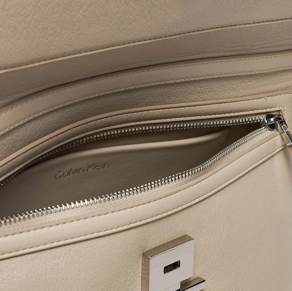 תיק קלווין קליין Linear Shoulder Pebble נשים