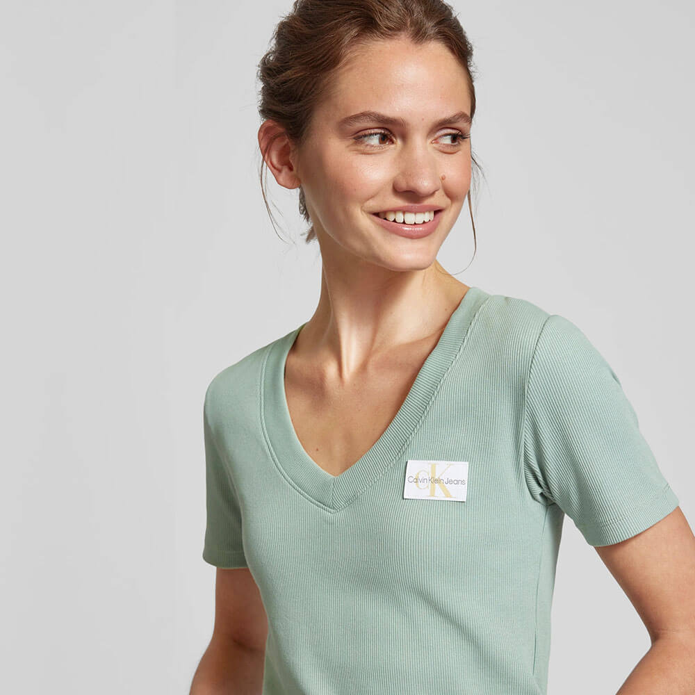 חולצת טישרט קלווין קליין קצרה Woven Label Rib Vneck נשים