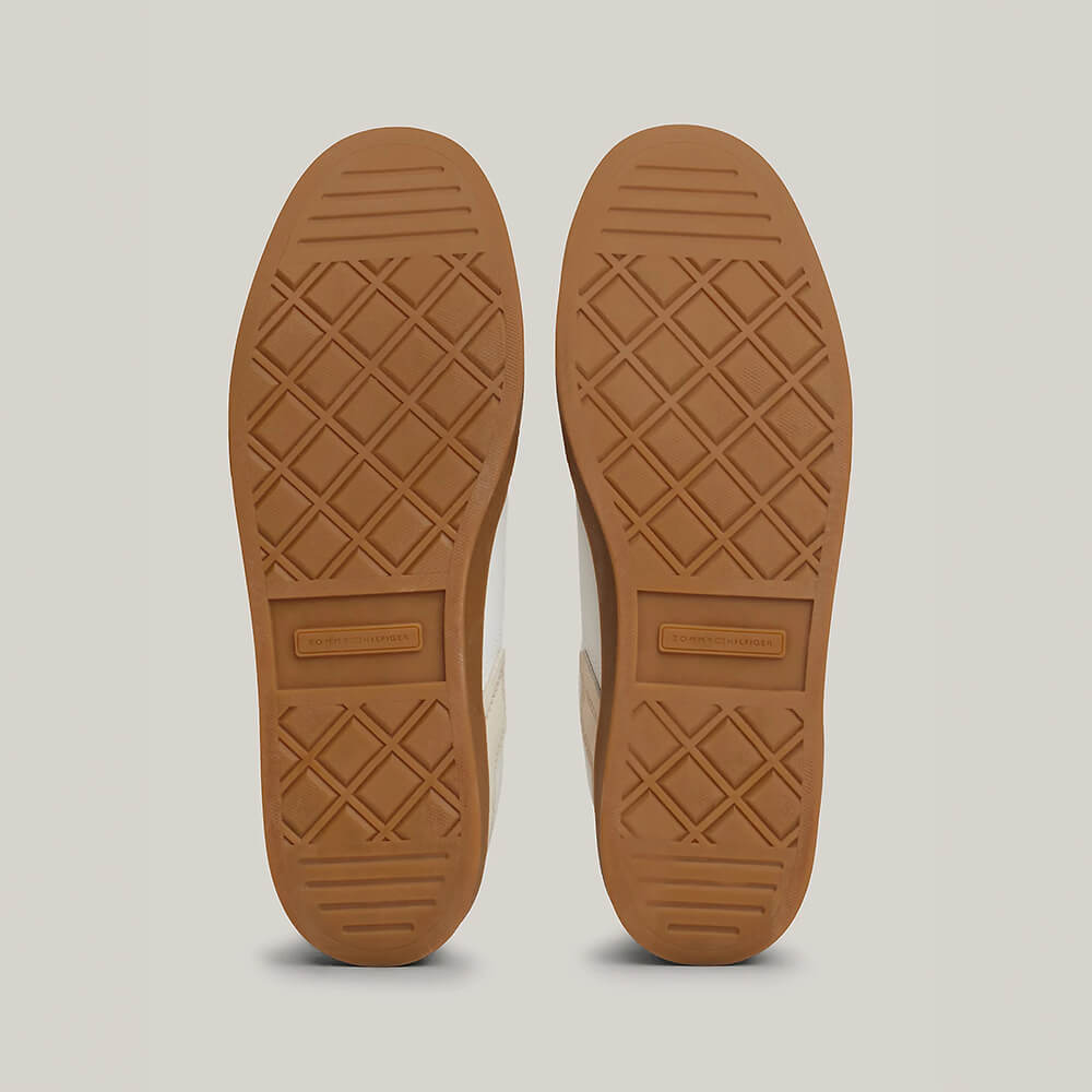 נעלי טומי הילפיגר Heritage Suede Court Trainers נשים