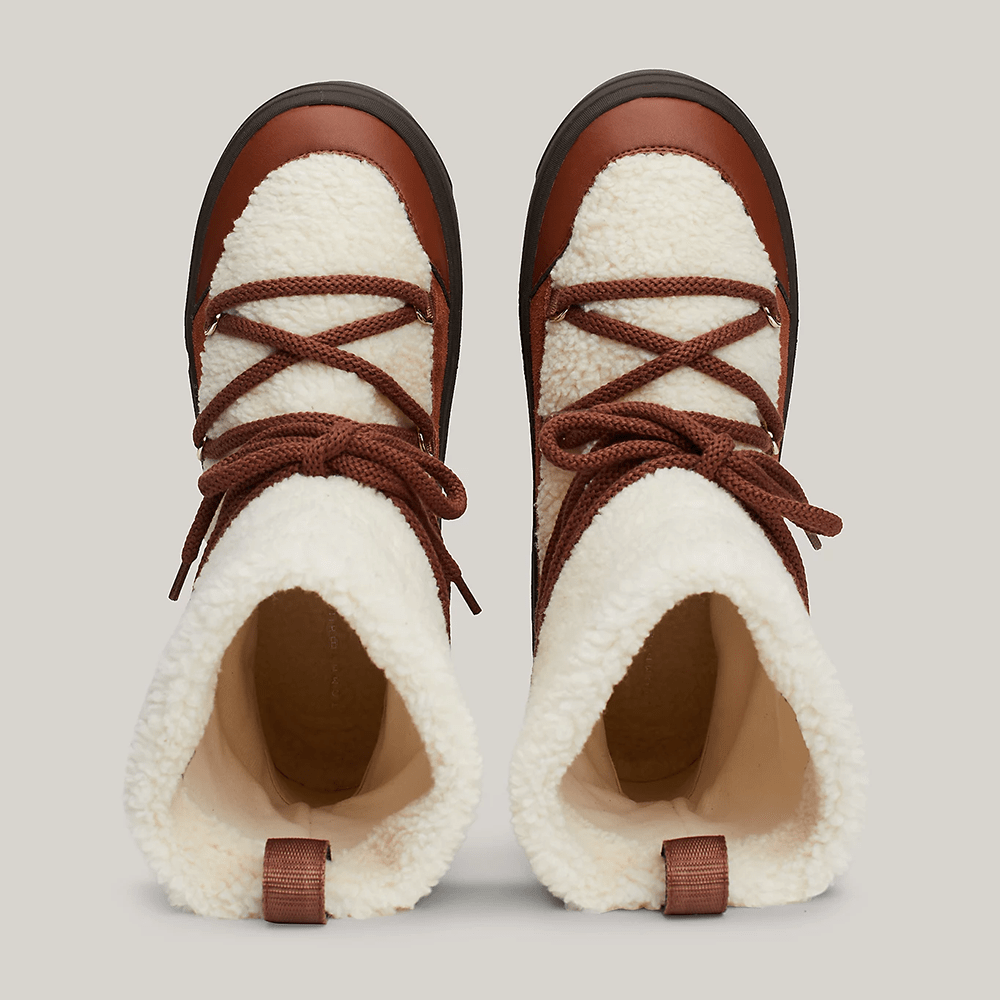 מגפי טומי הילפיגר Lace-Up Faux Shearling Snowboot נשים