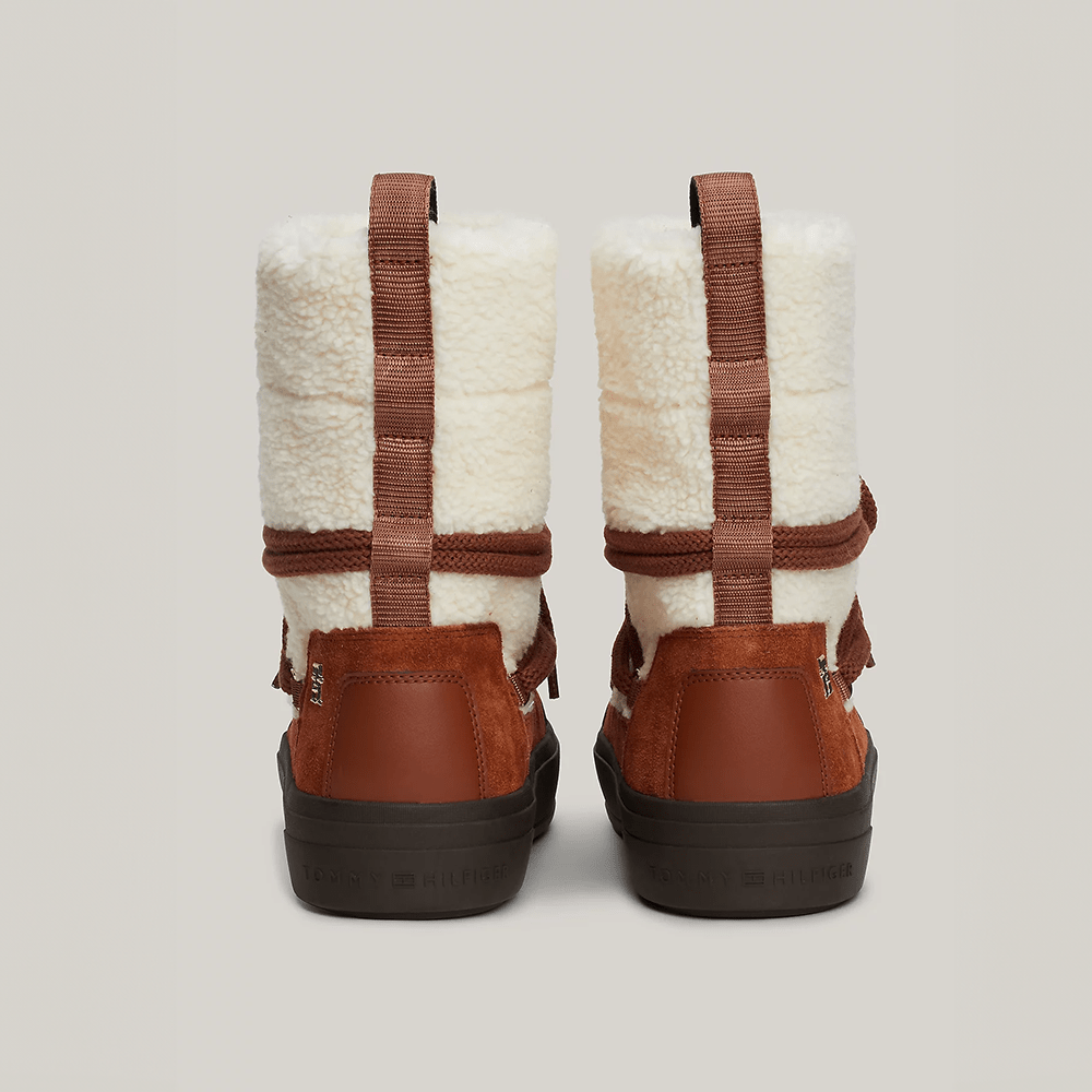 מגפי טומי הילפיגר Lace-Up Faux Shearling Snowboot נשים