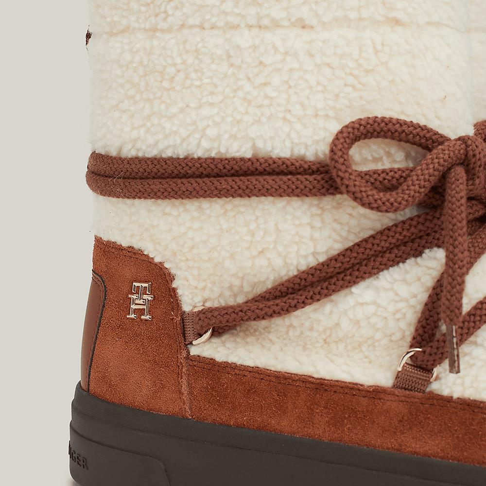 מגפי טומי הילפיגר Lace-Up Faux Shearling Snowboot נשים