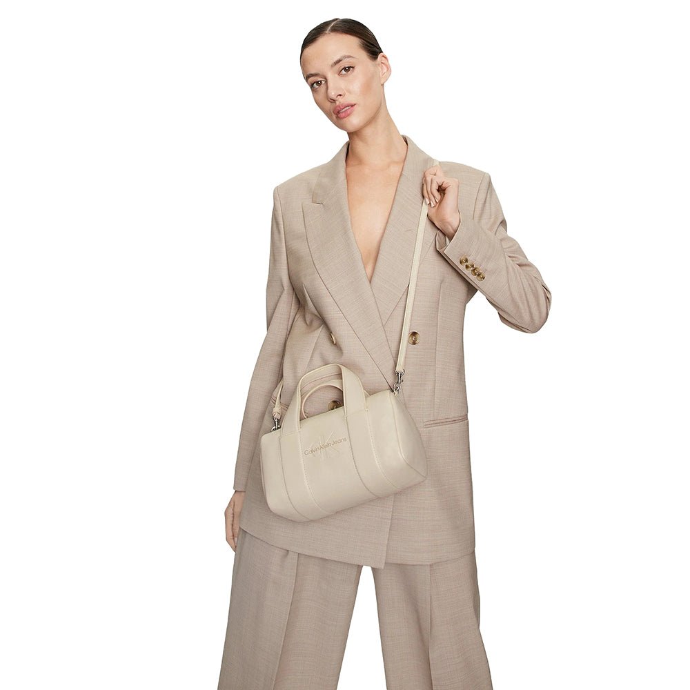 תיק קלווין קליין Sculpted Square Barrel Bag Mono נשים