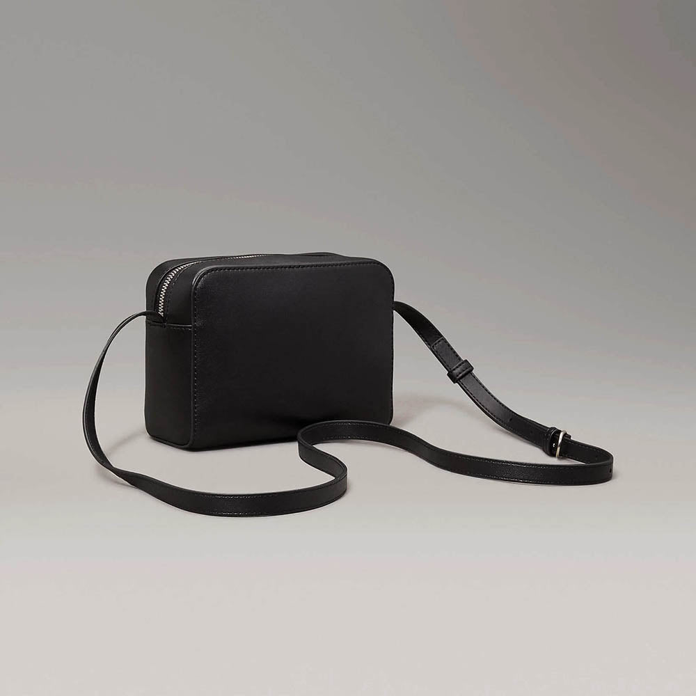 תיק קלווין קליין Sculpted Camera Bag Deboss נשים