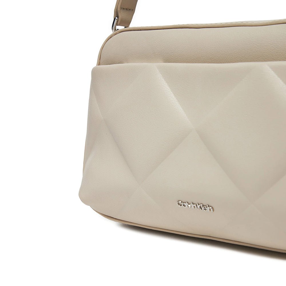 תיק קלווין קליין Diamond Quilt Camera נשים