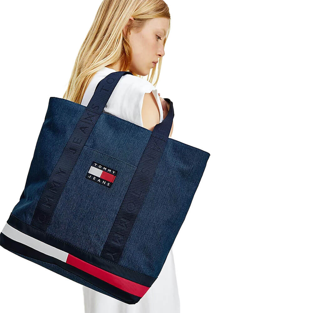 תיק נשיאה טומי הילפיגר Tommy Badge Denim Tote Bag נשים