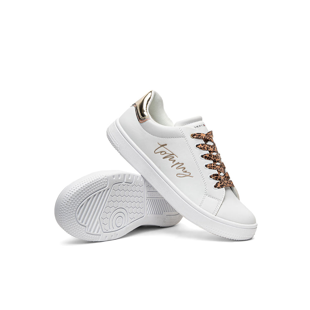 נעלי טומי הילפיגר Signicher Logo