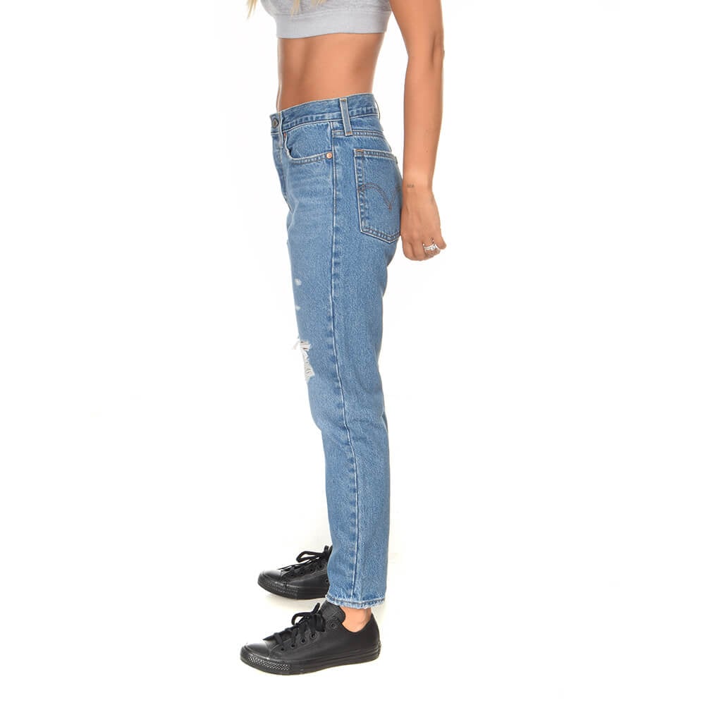 מכנסי ג'ינס ליוויס Wedgie Fit גזרה גבוהה עם קרעים נשים