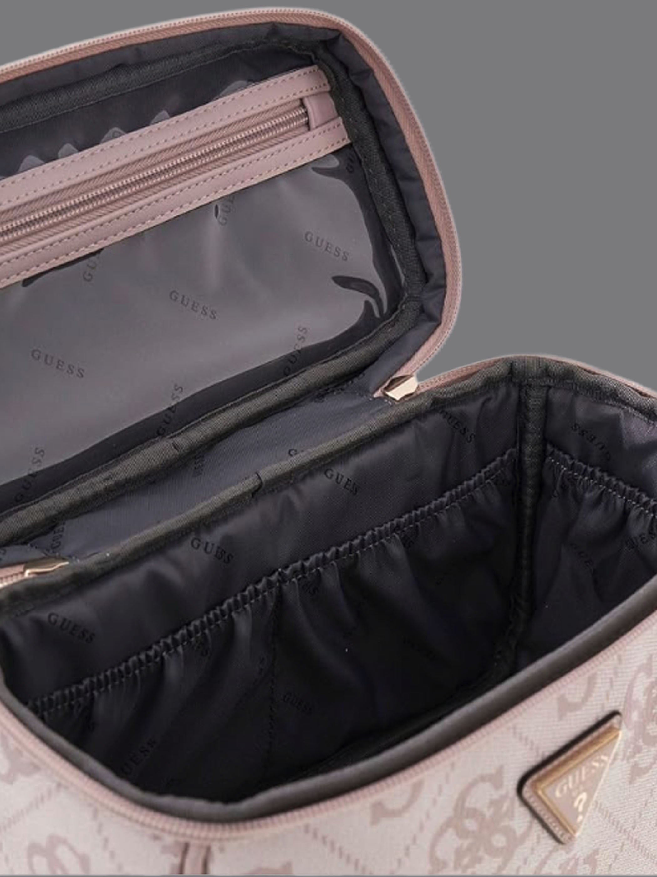 תיק Guess Berta Toiletry Train Case נשים