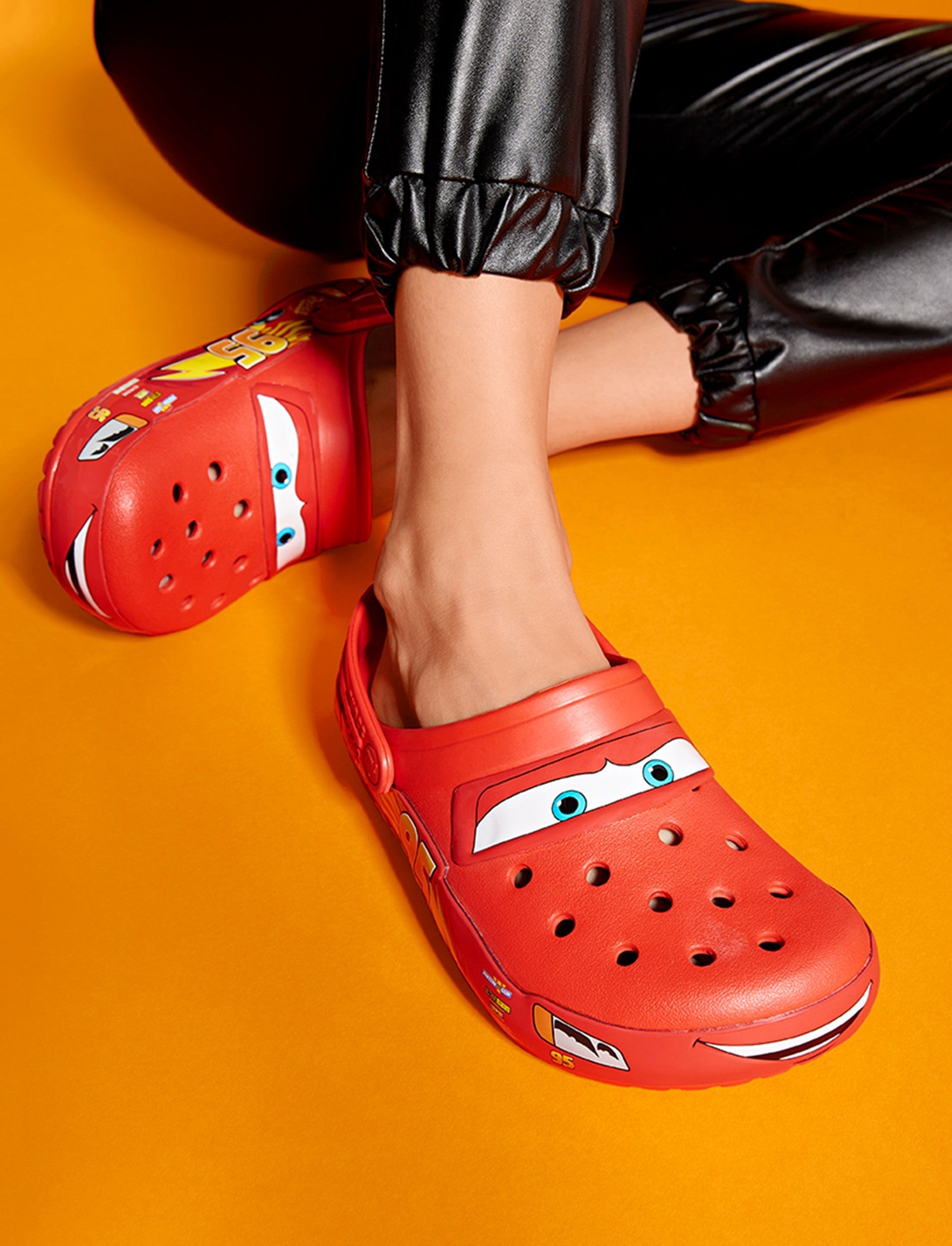 Crocs Disney/Pixar Lightning McQueen Adult Clog - כפכפי קרוקס ספידי מקווין בצבע אדום פליים