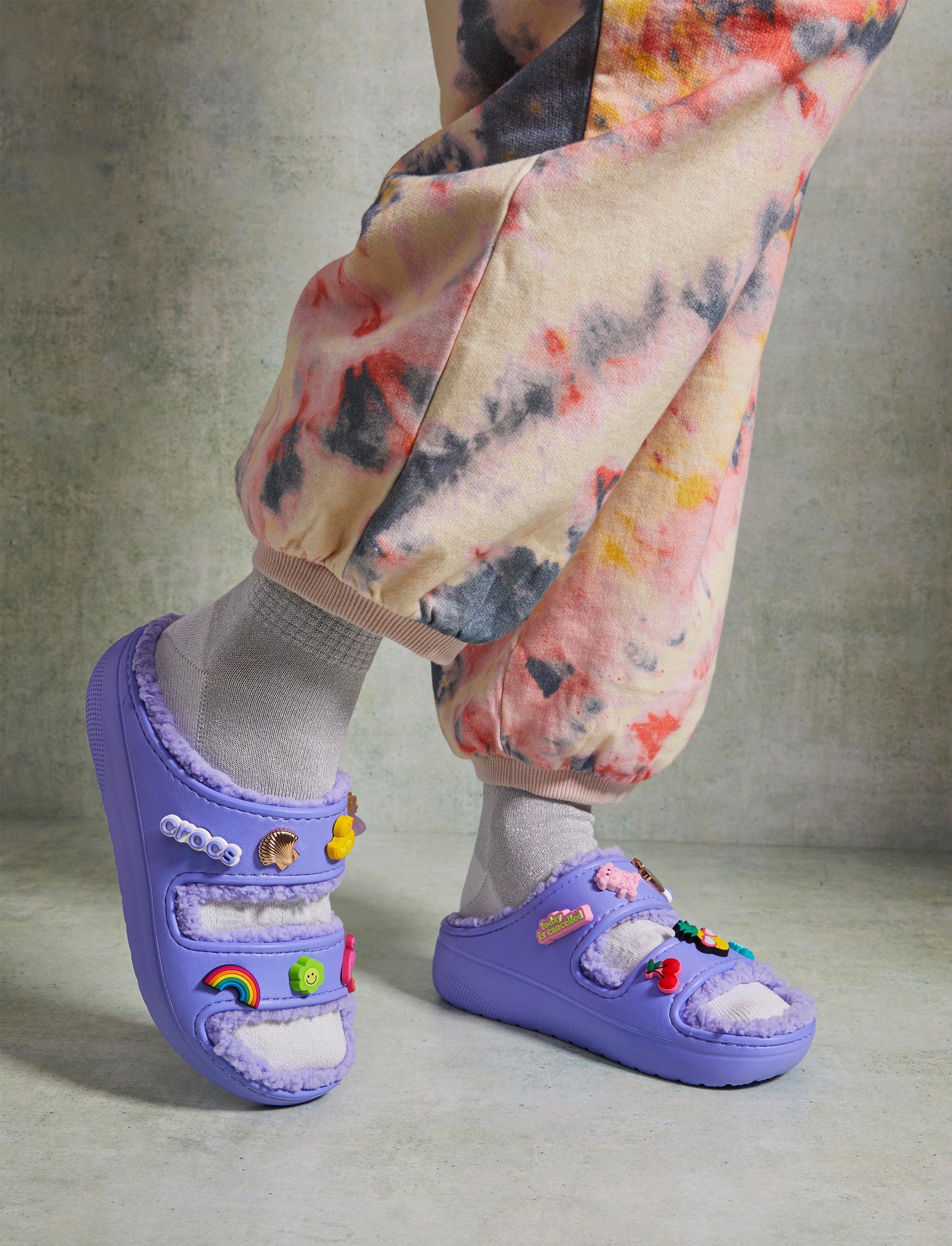 Crocs Classic Cozzzy Sandal  - כפכפי קרוקס פרווה לנשים בצבע סגול דיגיטל