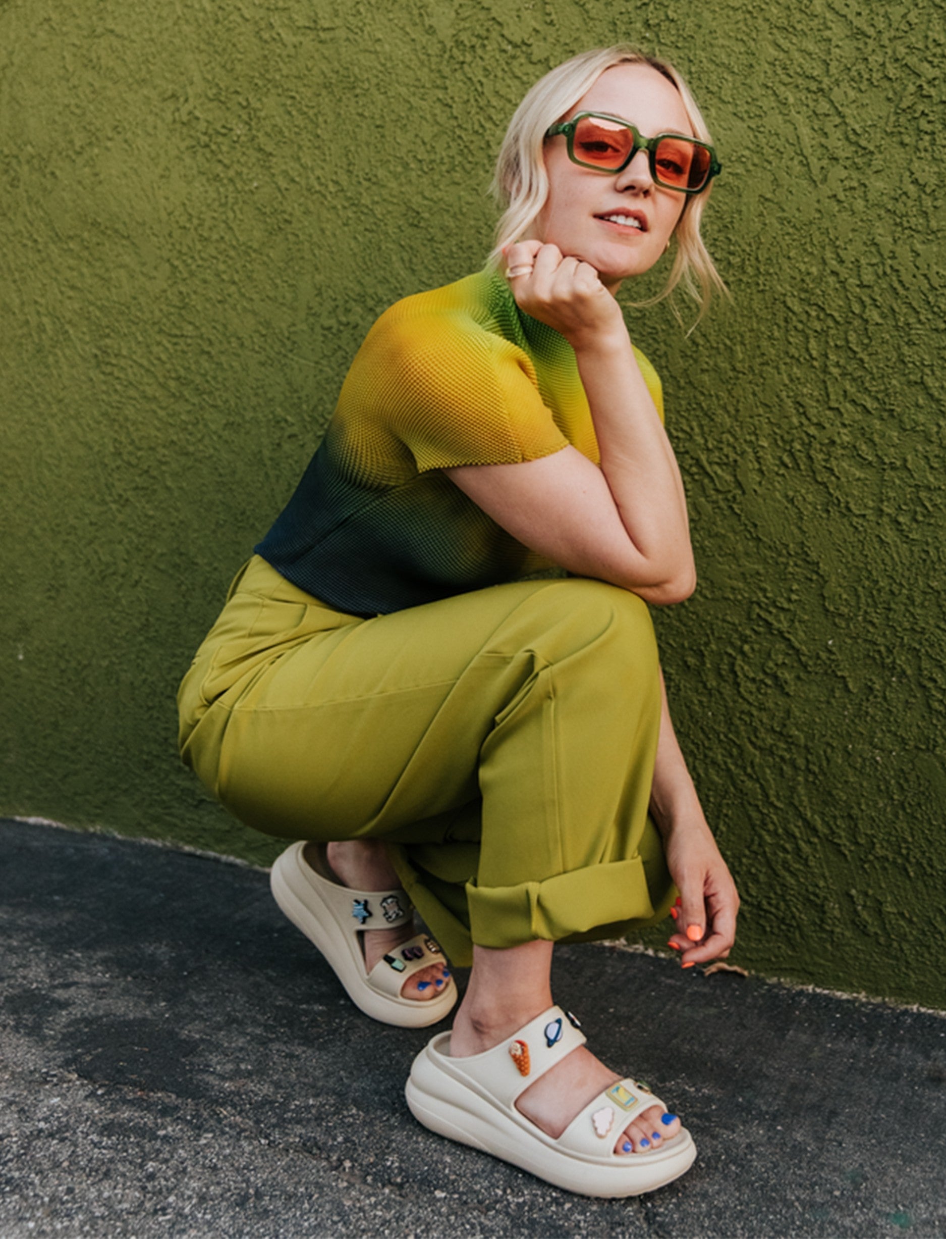 Crocs Classic Crush Sandal - כפכפי קראש קרוקס לנשים בצבע עצם