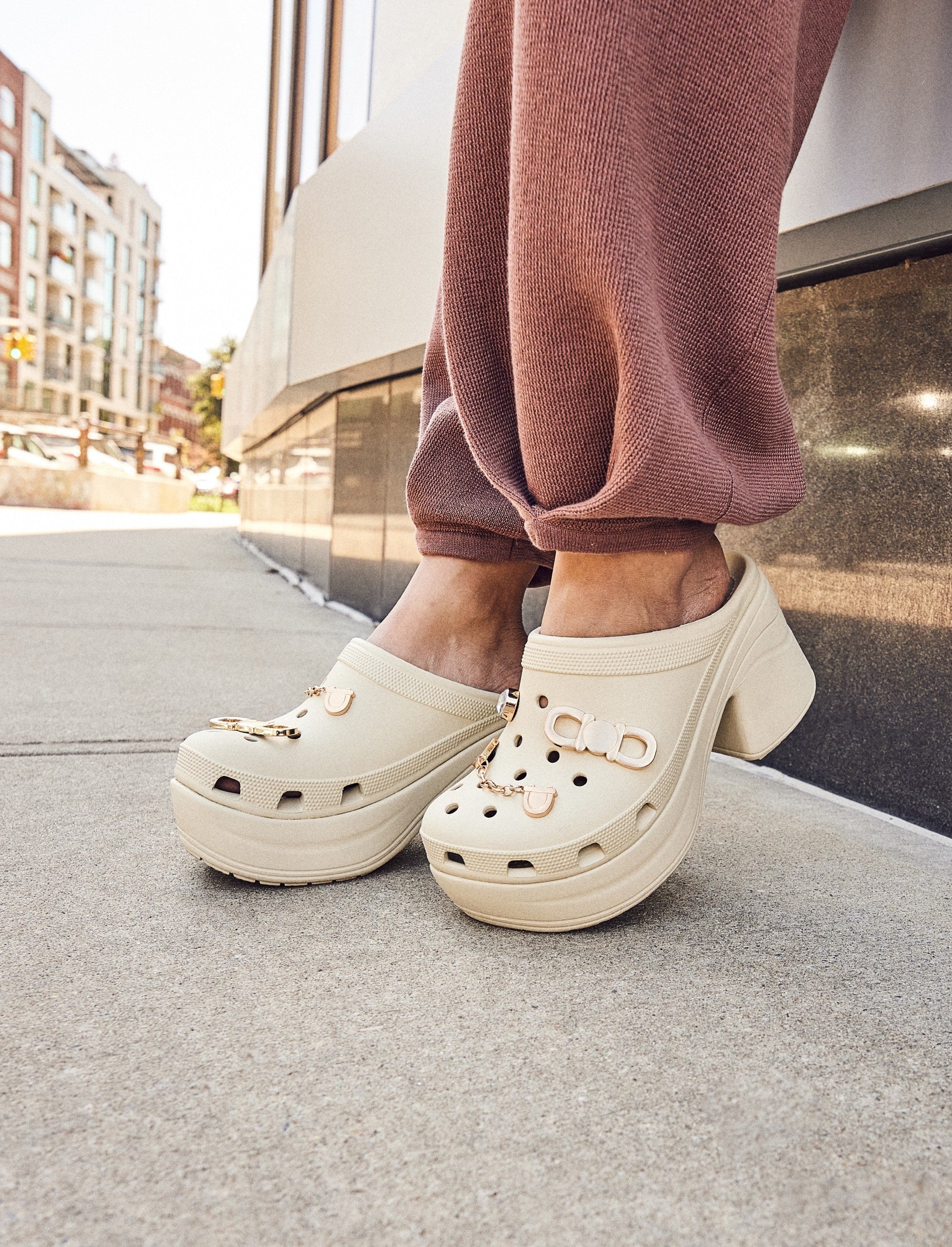 Crocs Siren Clog - כפכפי קלוג קרוקס עם עקב פלטפורמה גבוה לנשים בצבע עצם